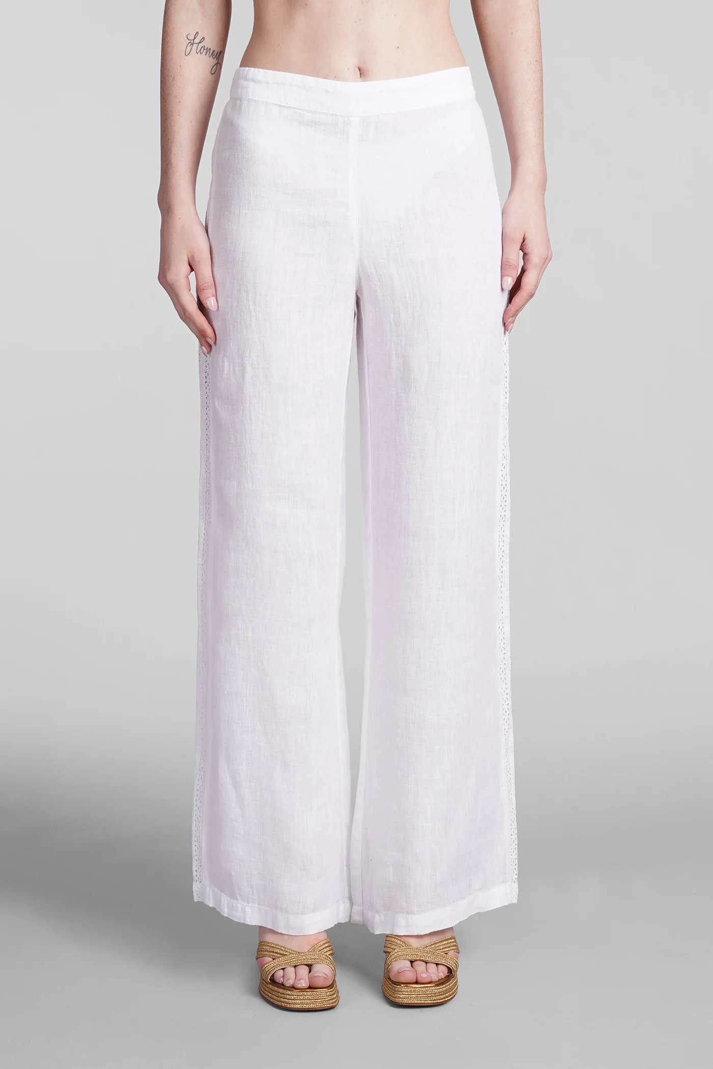 Pants in white linen