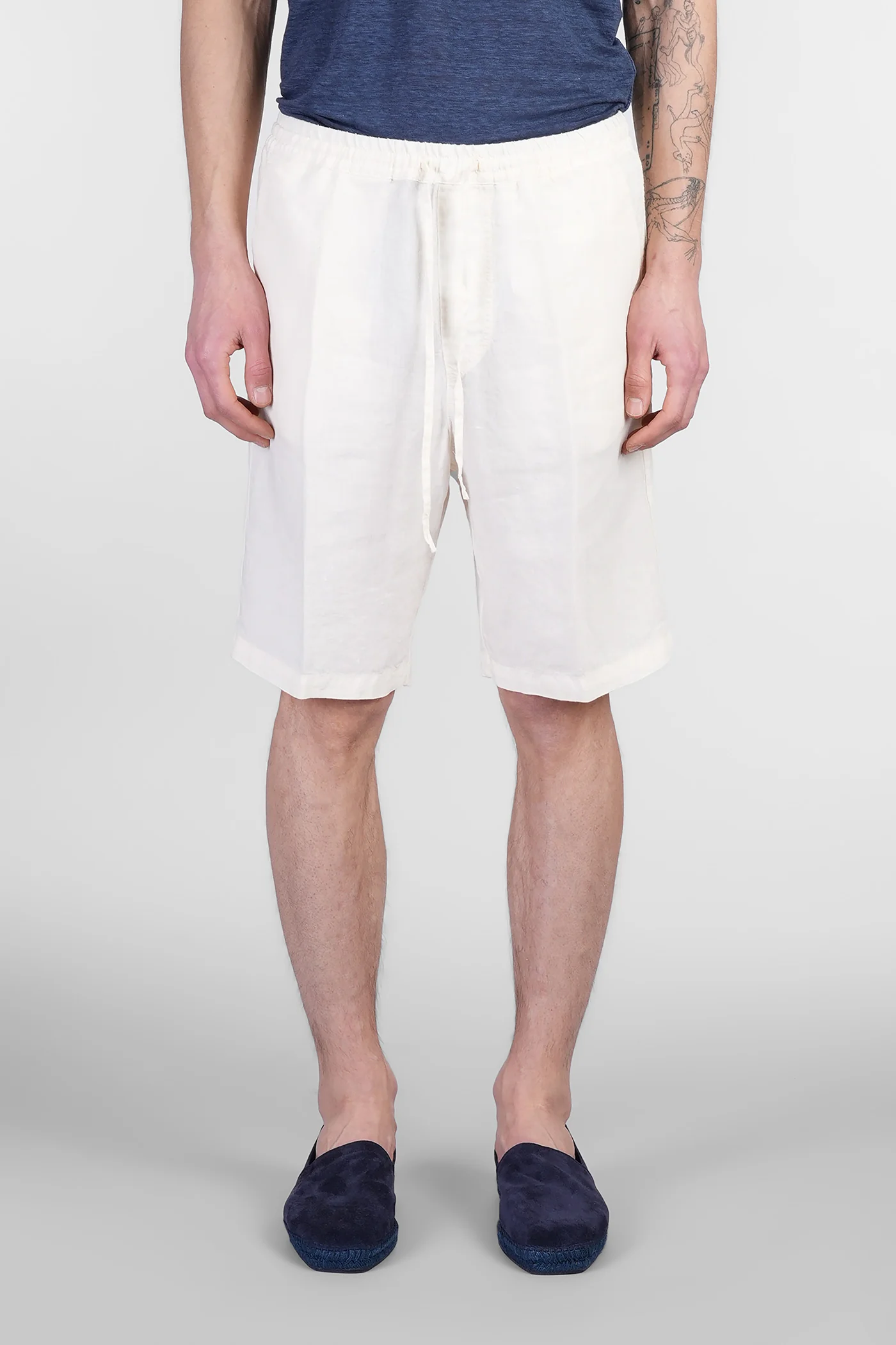 Shorts in beige linen