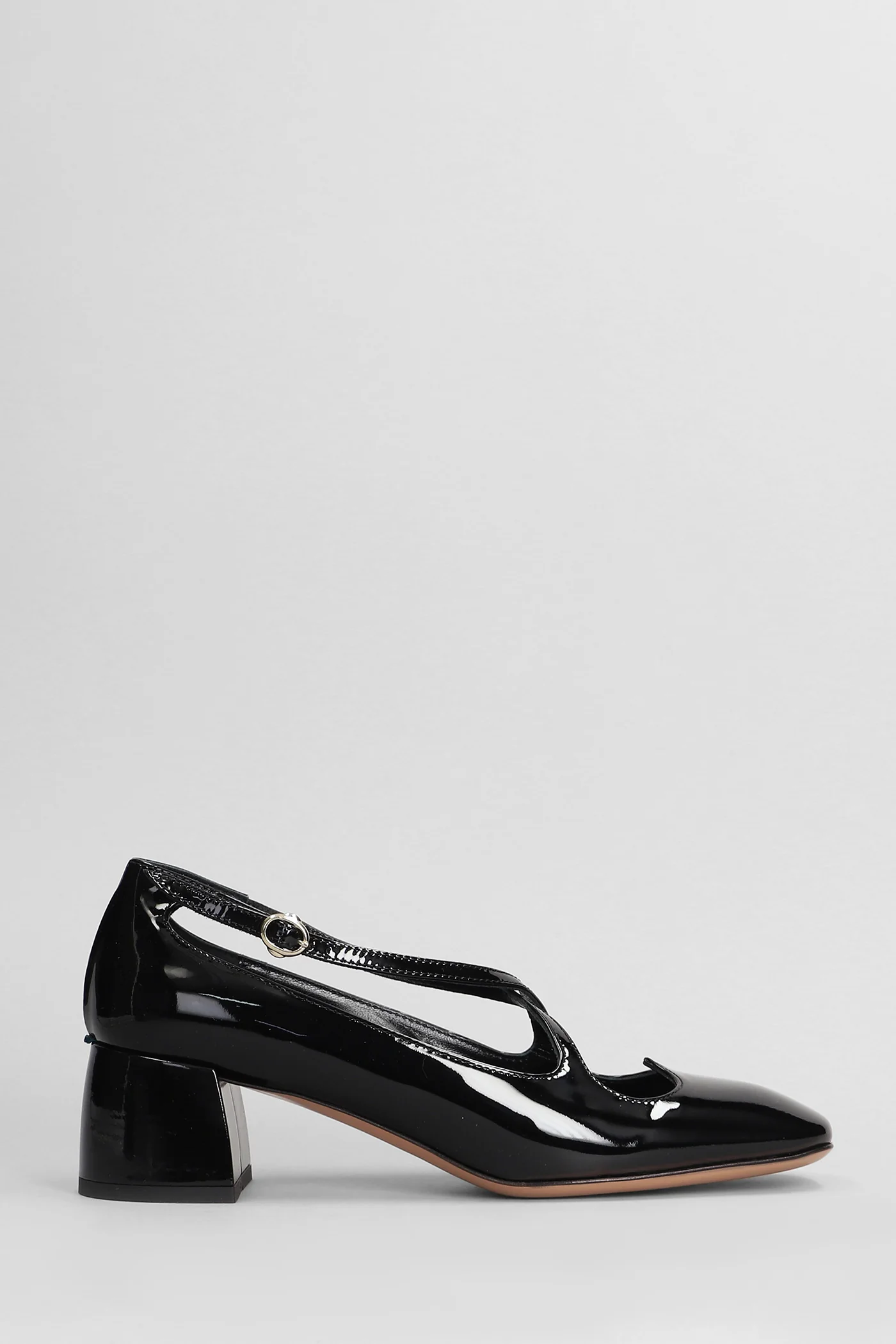 Pumps in black patent leather