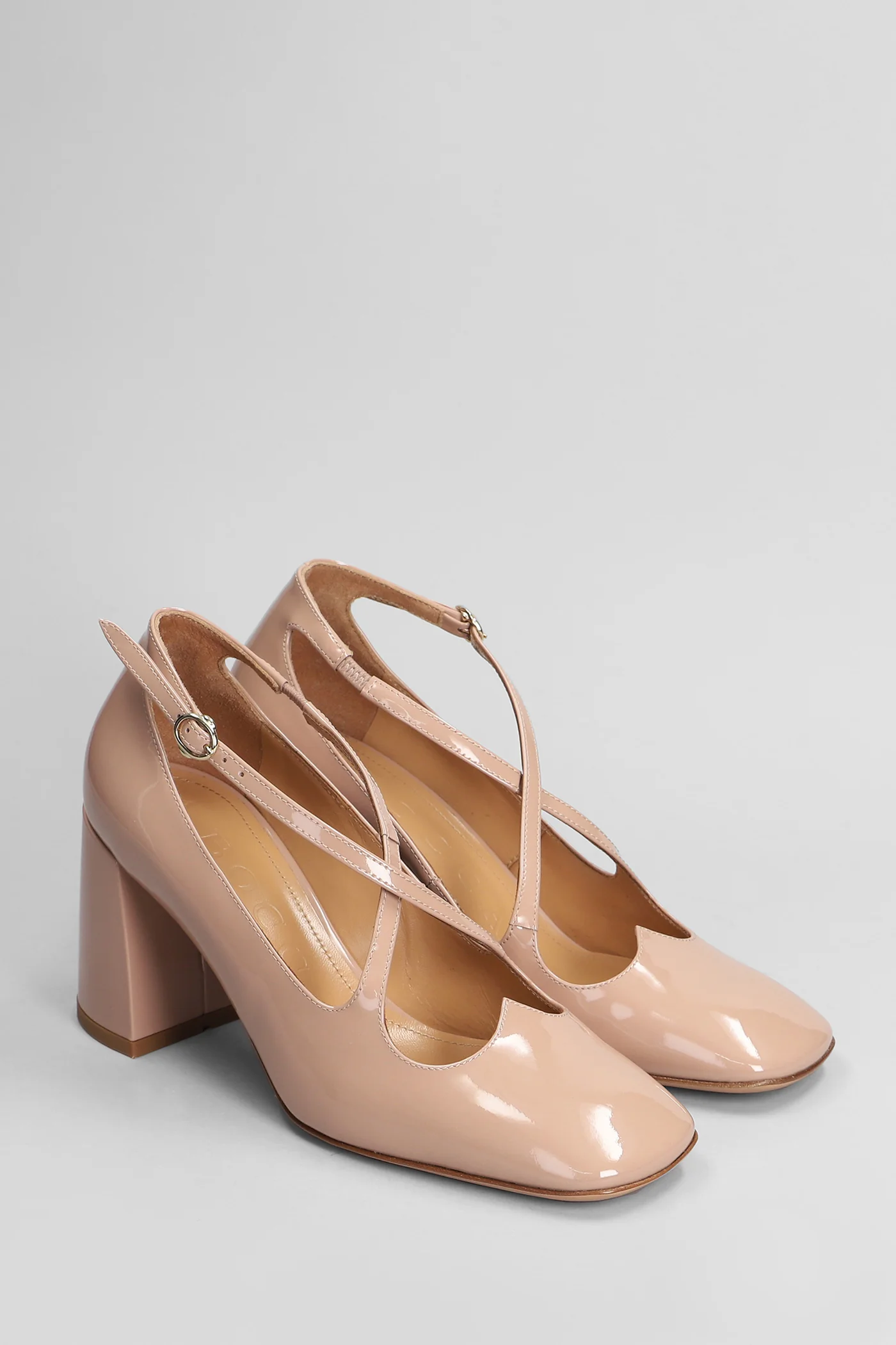 Pumps in powder patent leather - Image 2