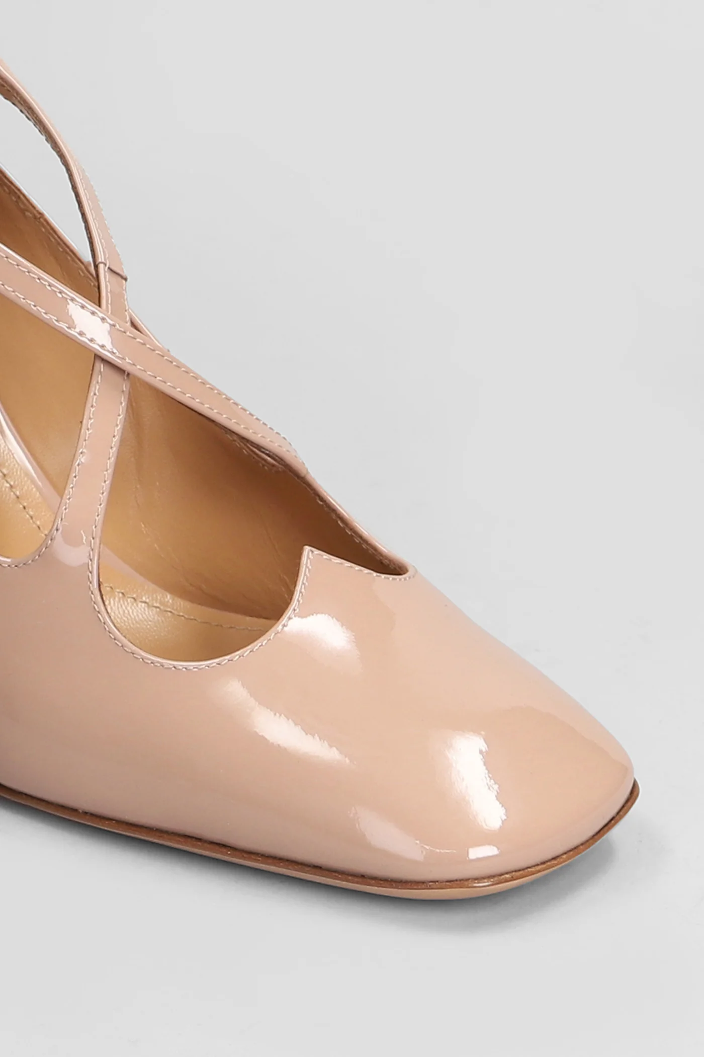 Pumps in powder patent leather - Image 5