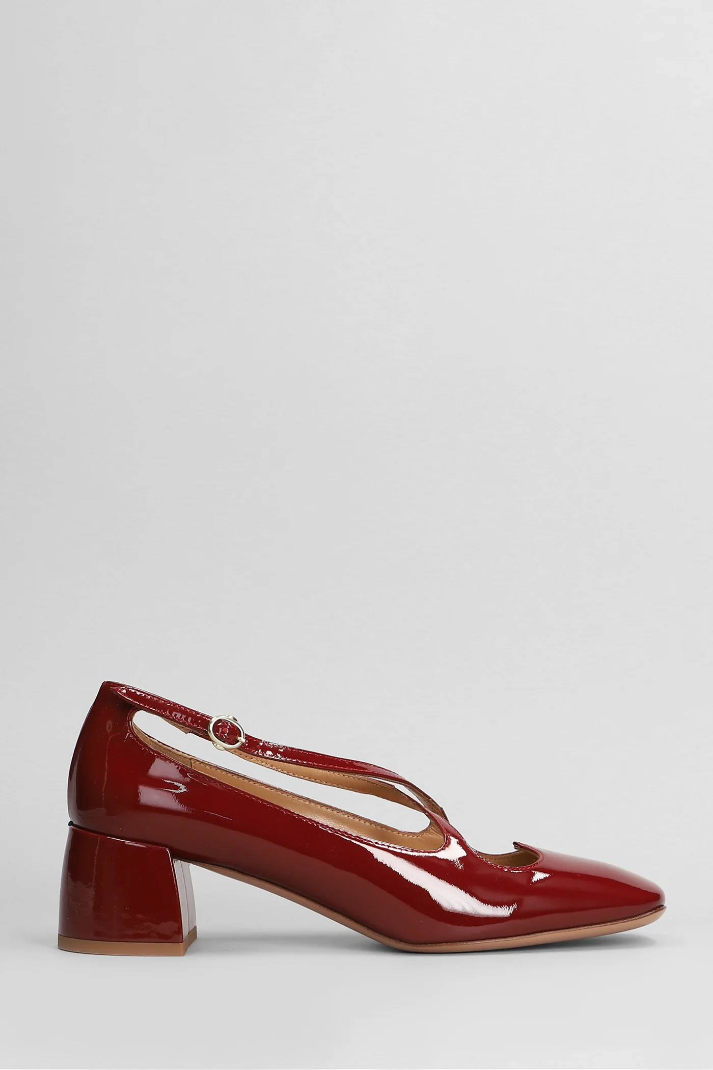 Pumps in red patent leather