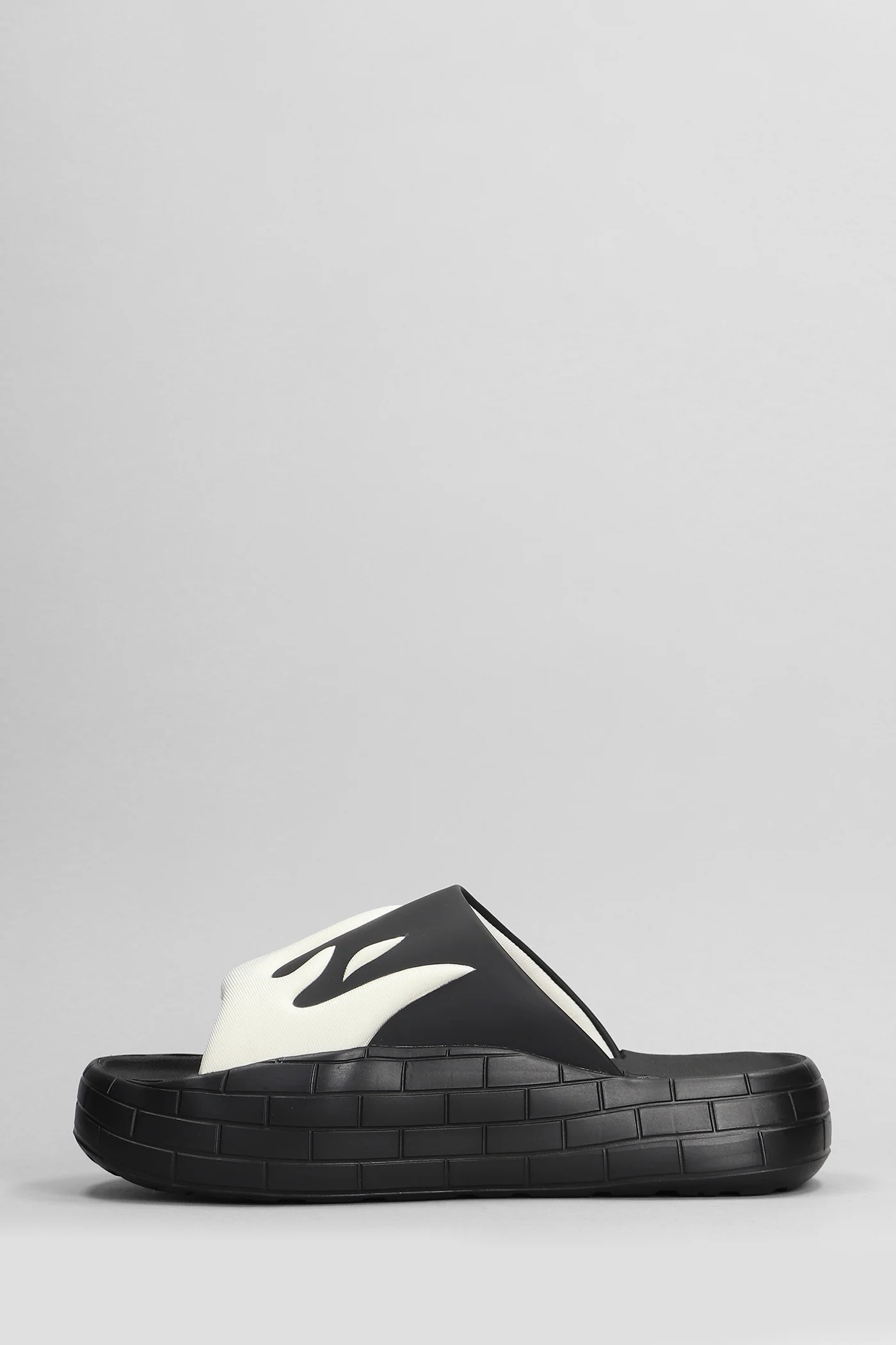 Nyu Slide Slipper-Mule in white rubber/plasic - Image 3