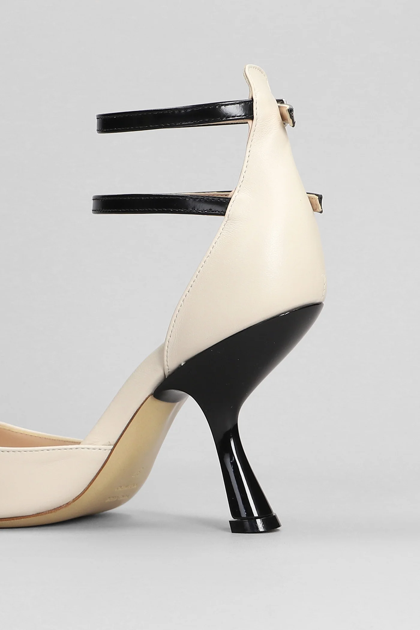 Sandals in beige leather - Image 5