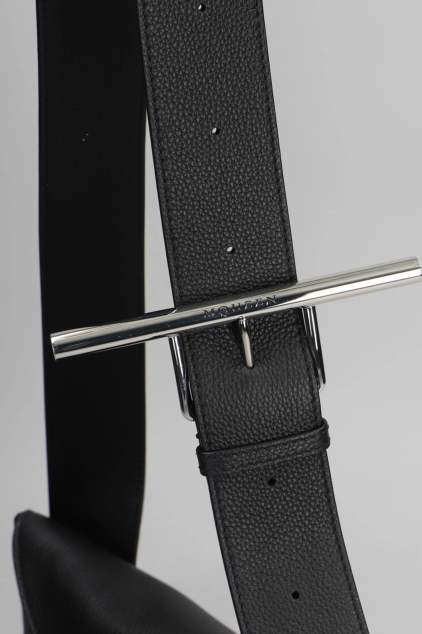 Sling t bar Shoulder bag in black leather - Image 4