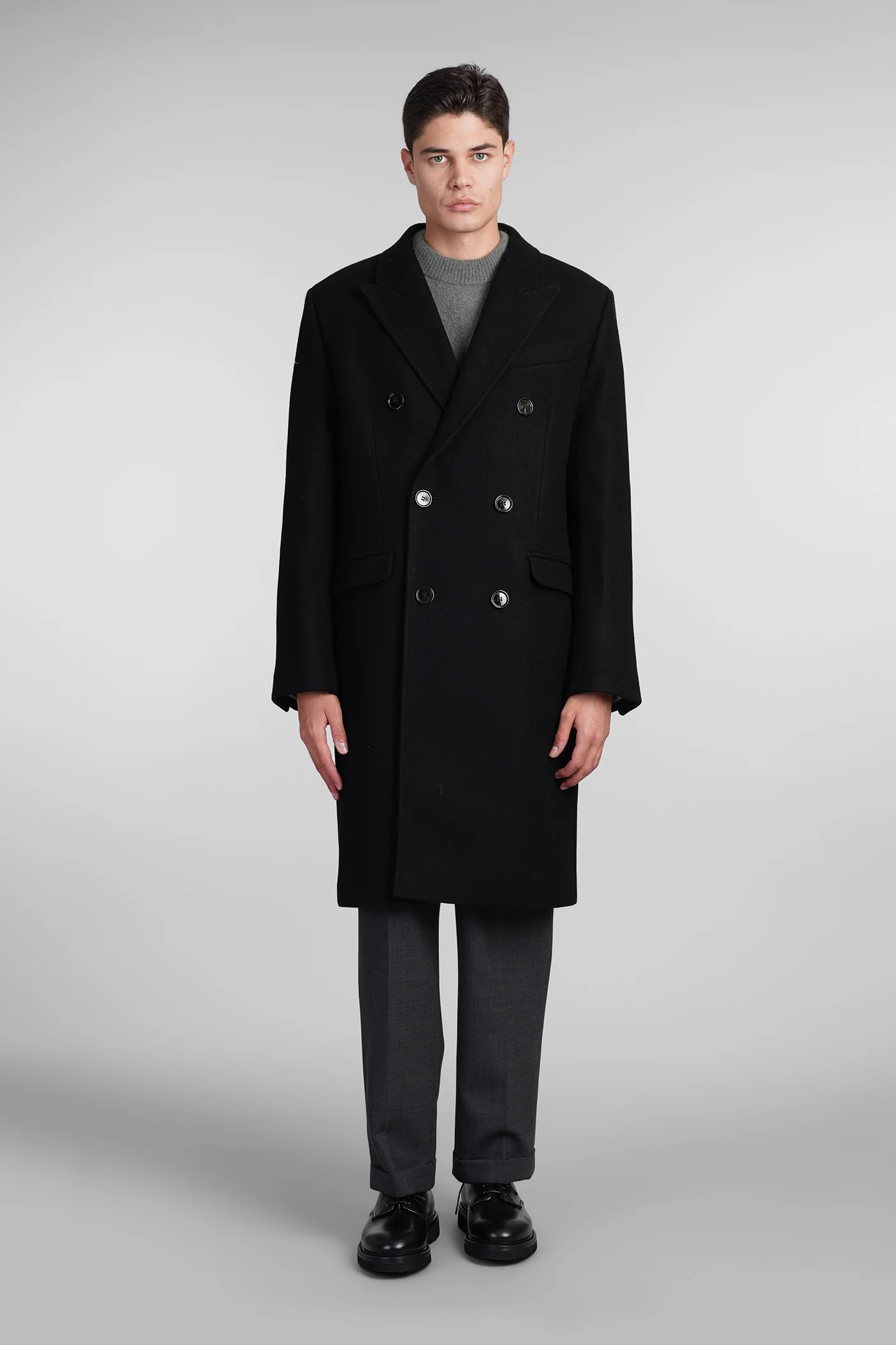 Coat in black wool