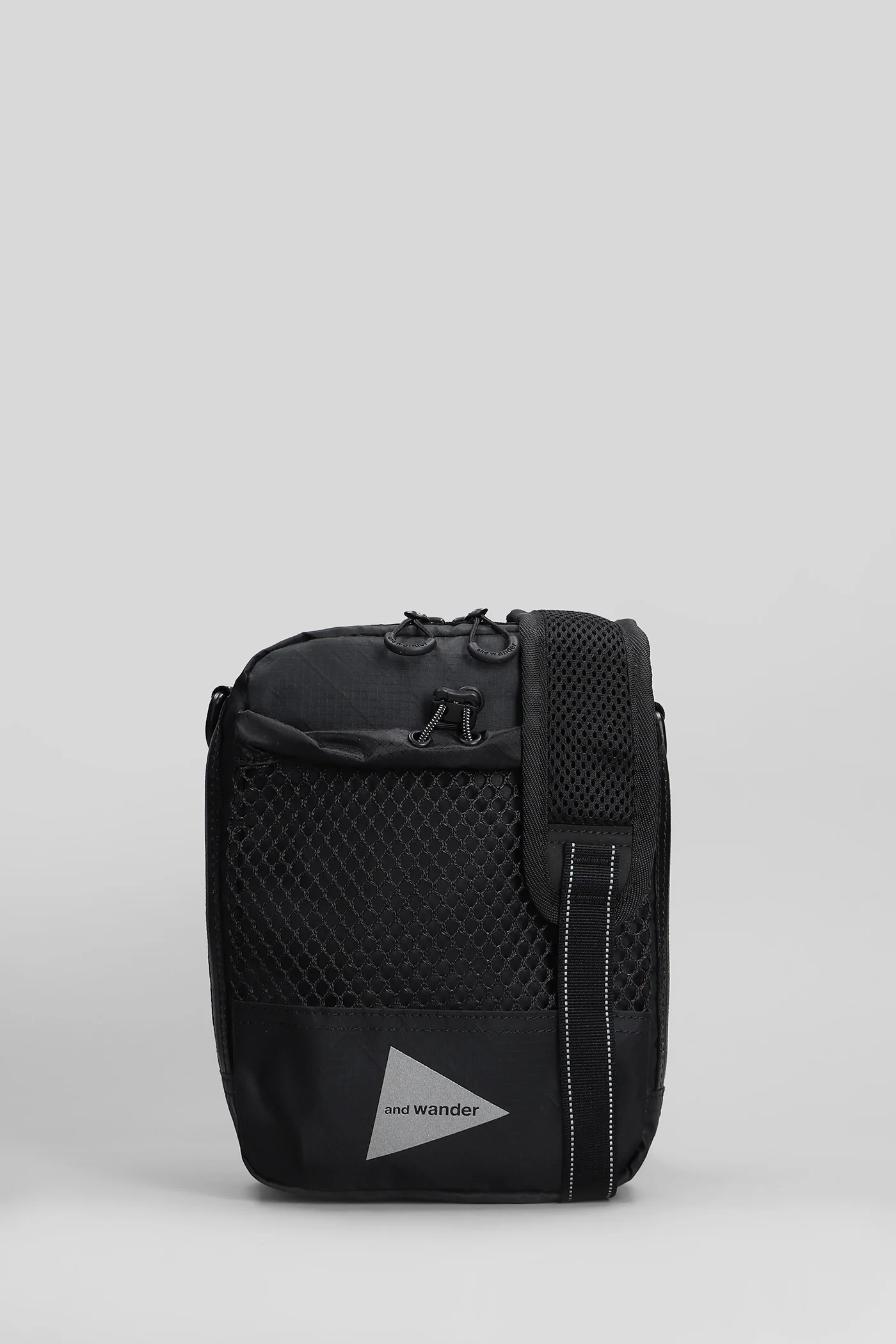Clutch in black polyester