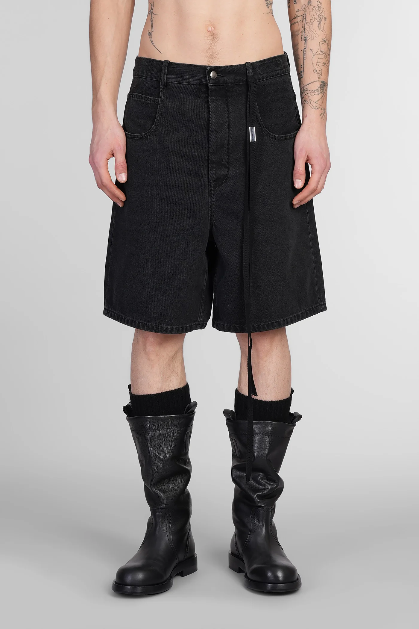 Narve Shorts in black denim