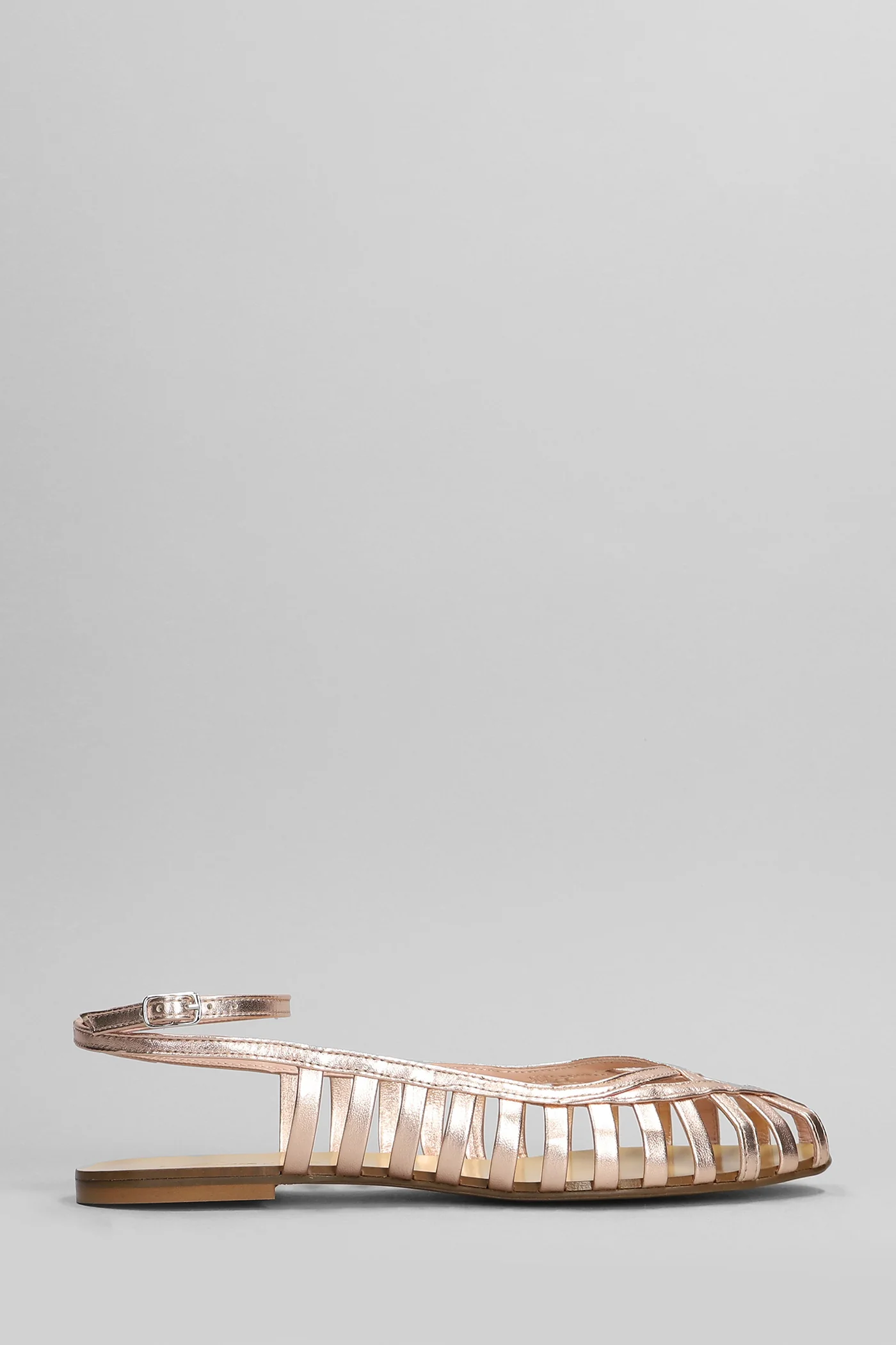 Flats in powder leather