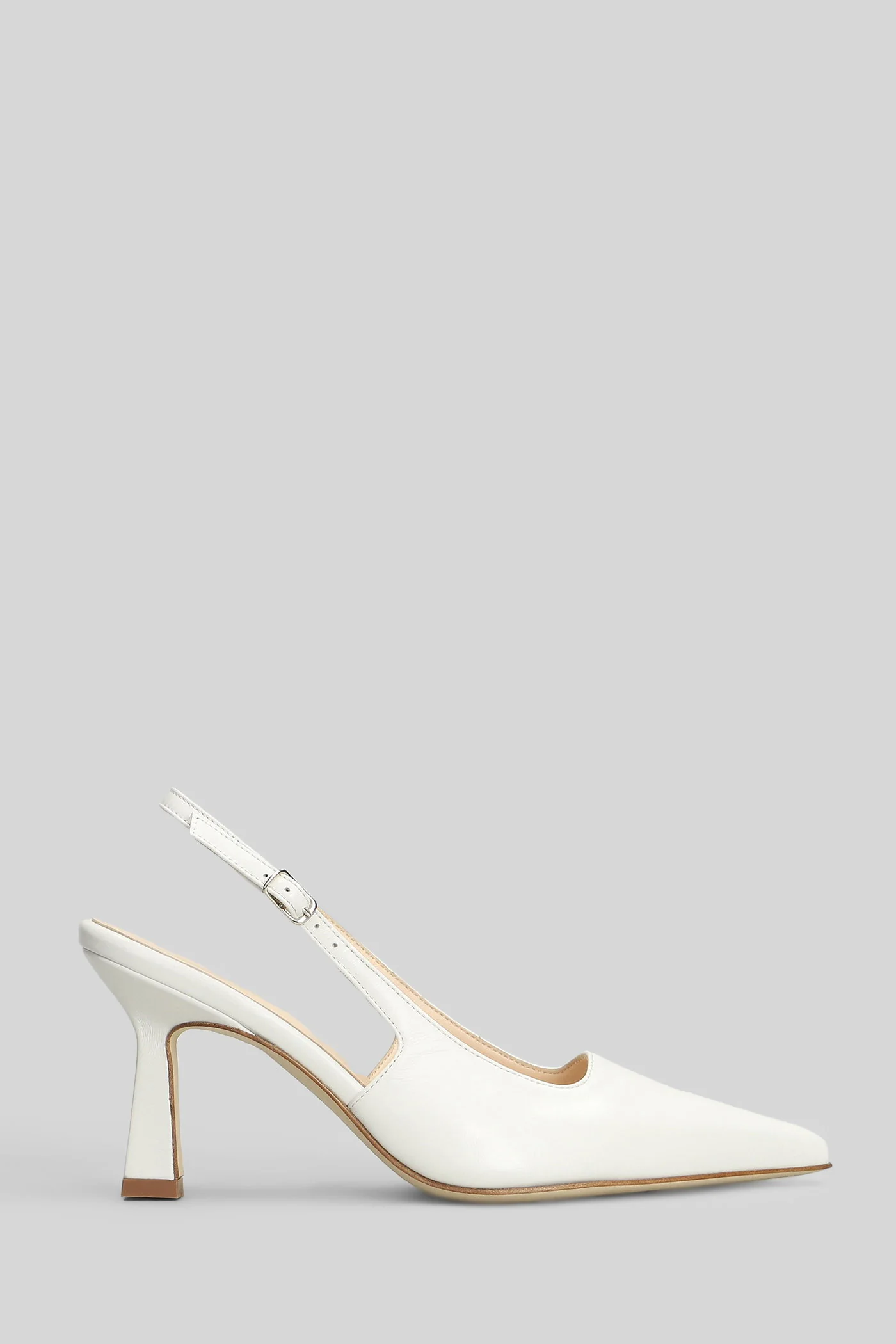 Pumps in white leather