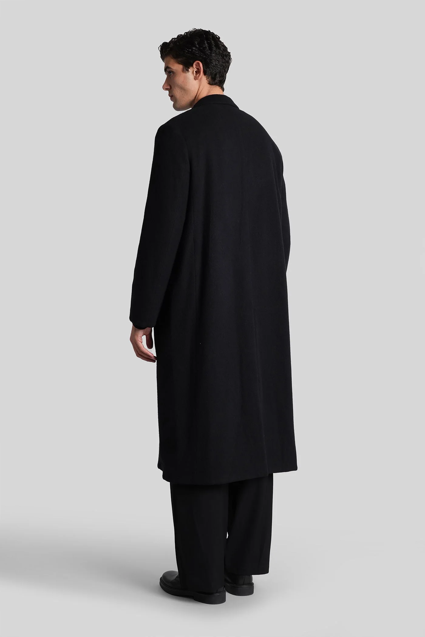 in black wool - Image 3