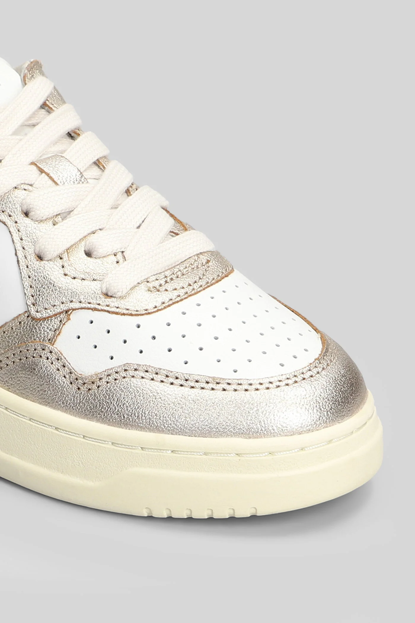 Medalist Low Sneakers in platinum leather - Image 5