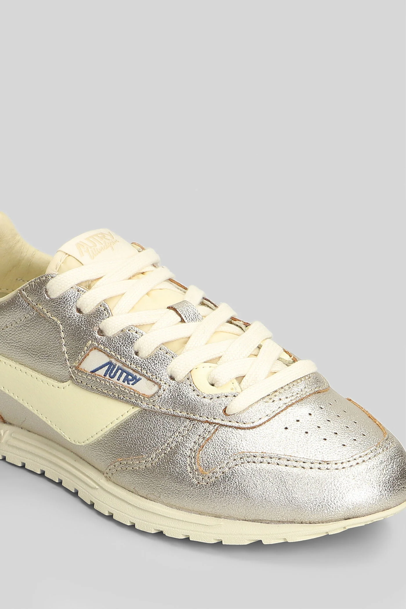 Windspin Low Sneakers in platinum leather - Image 5
