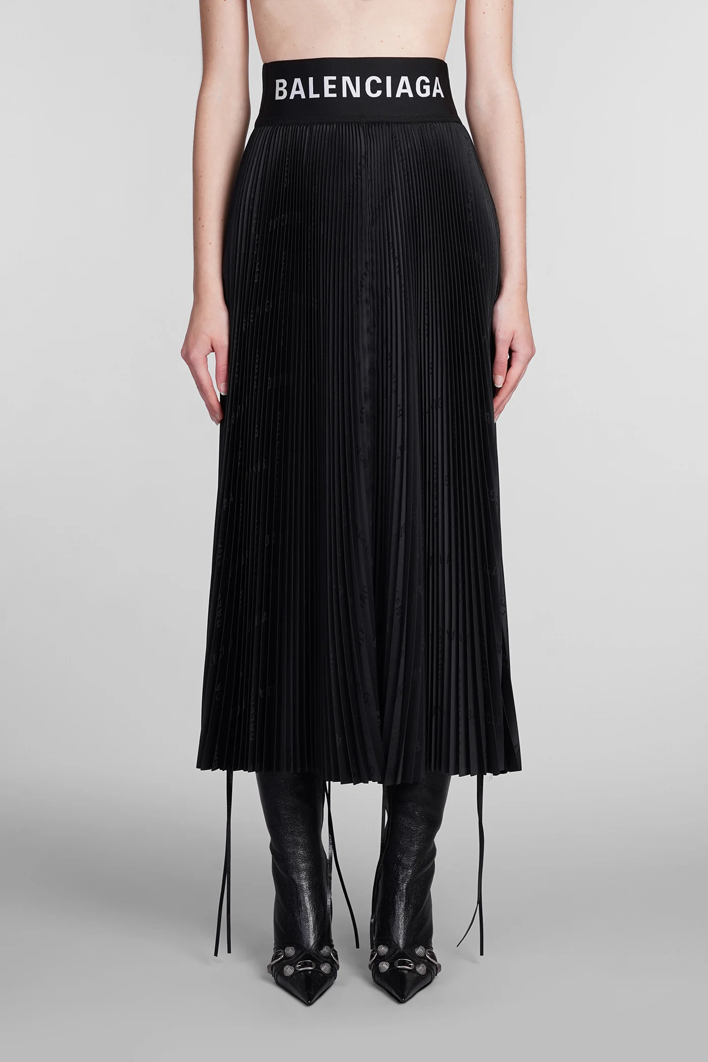 Skirt in black polyester
