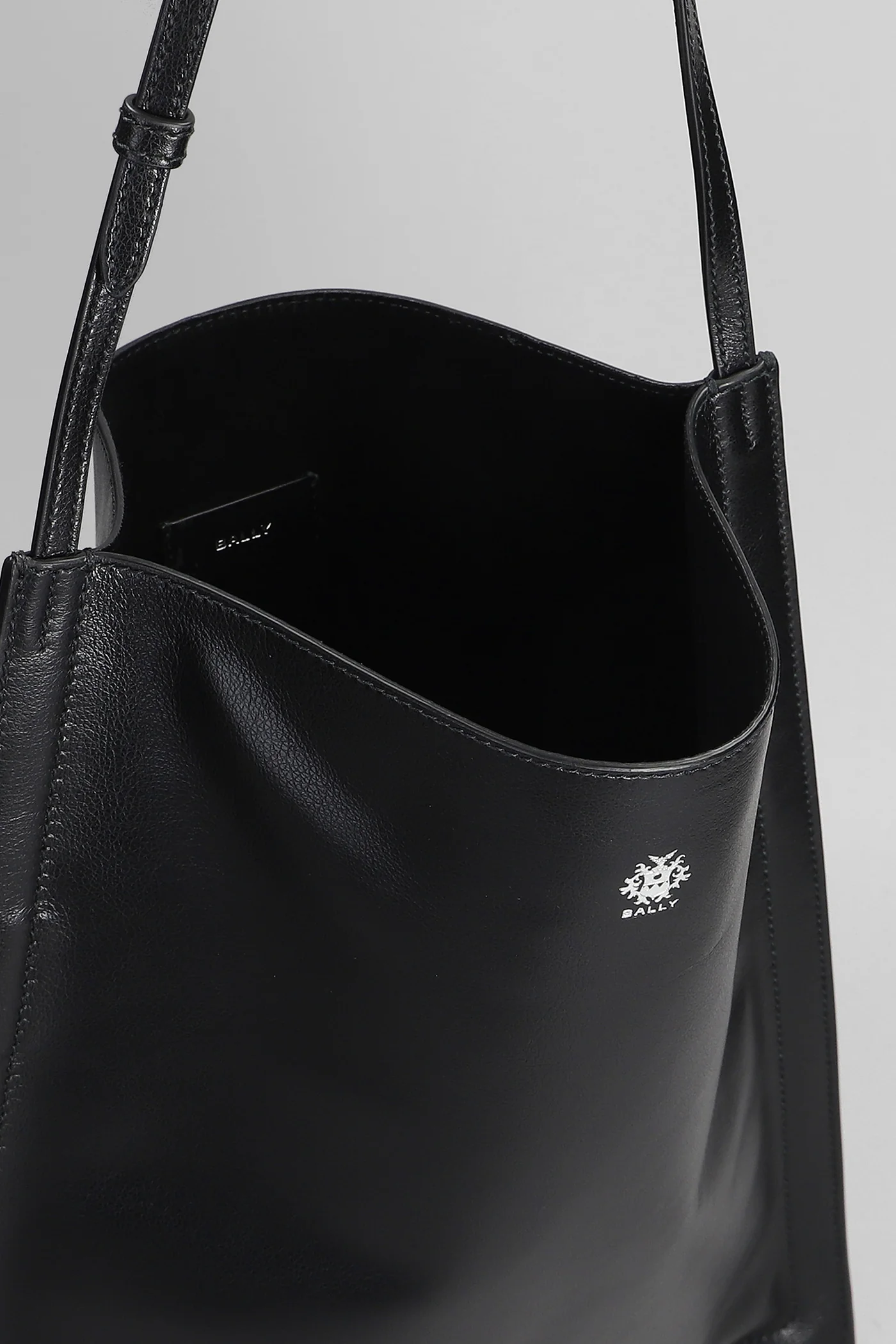 Beckett Tote in black leather - Image 4