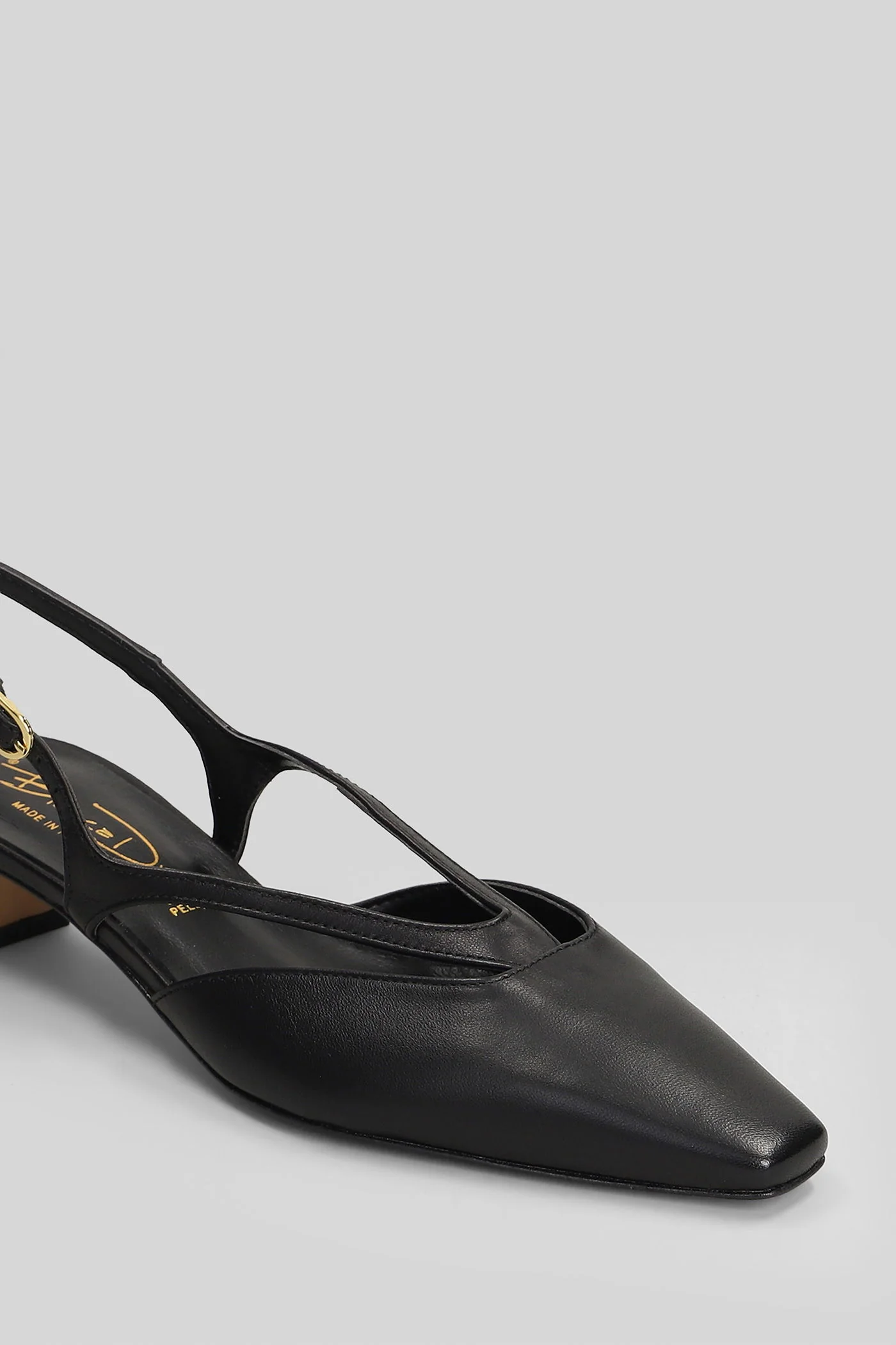 Pumps in black leather - Image 5