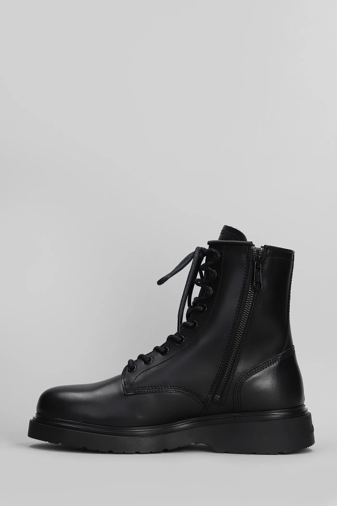Combat boots in black leather - Image 3