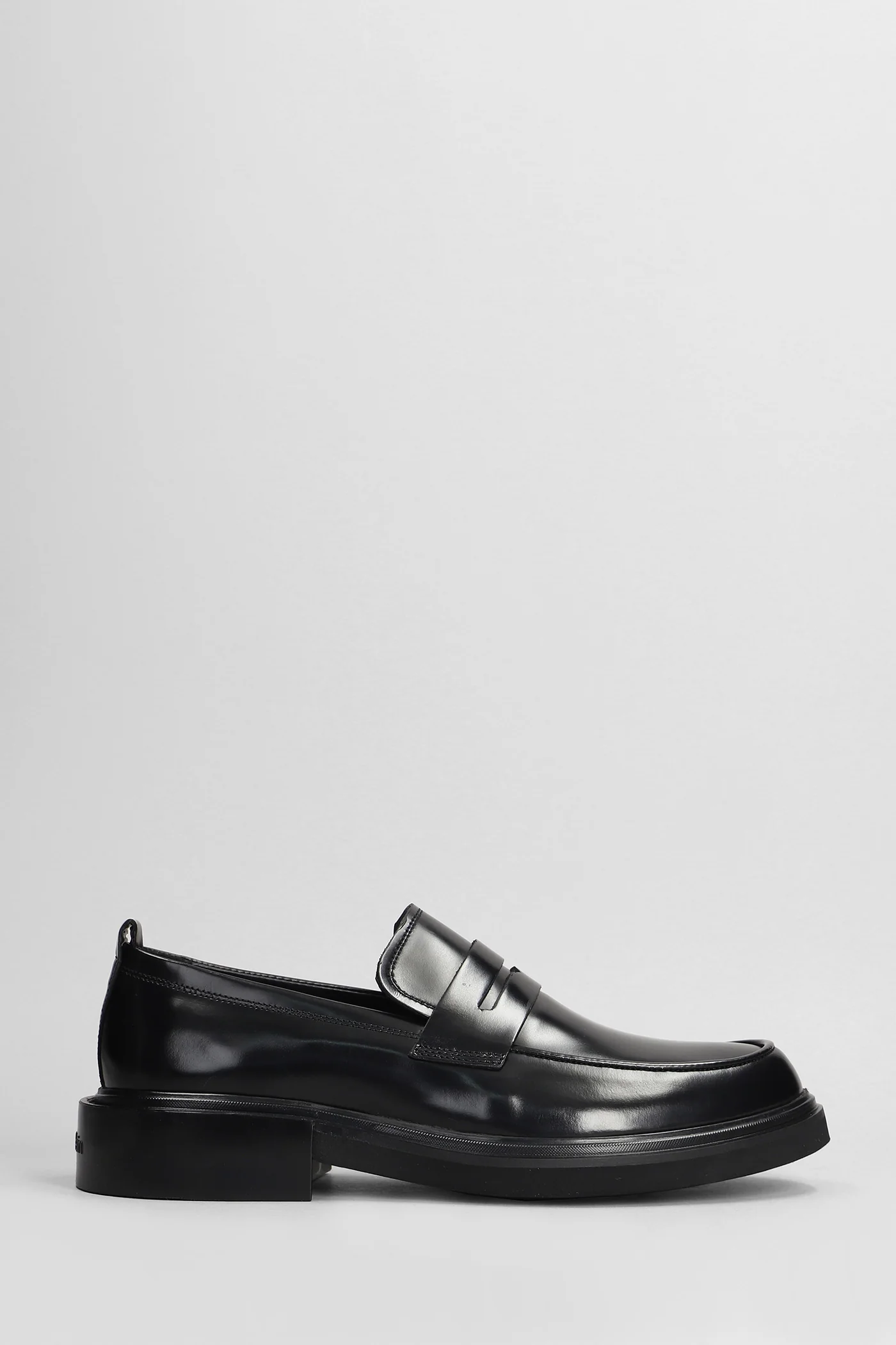 Loafers in black leather