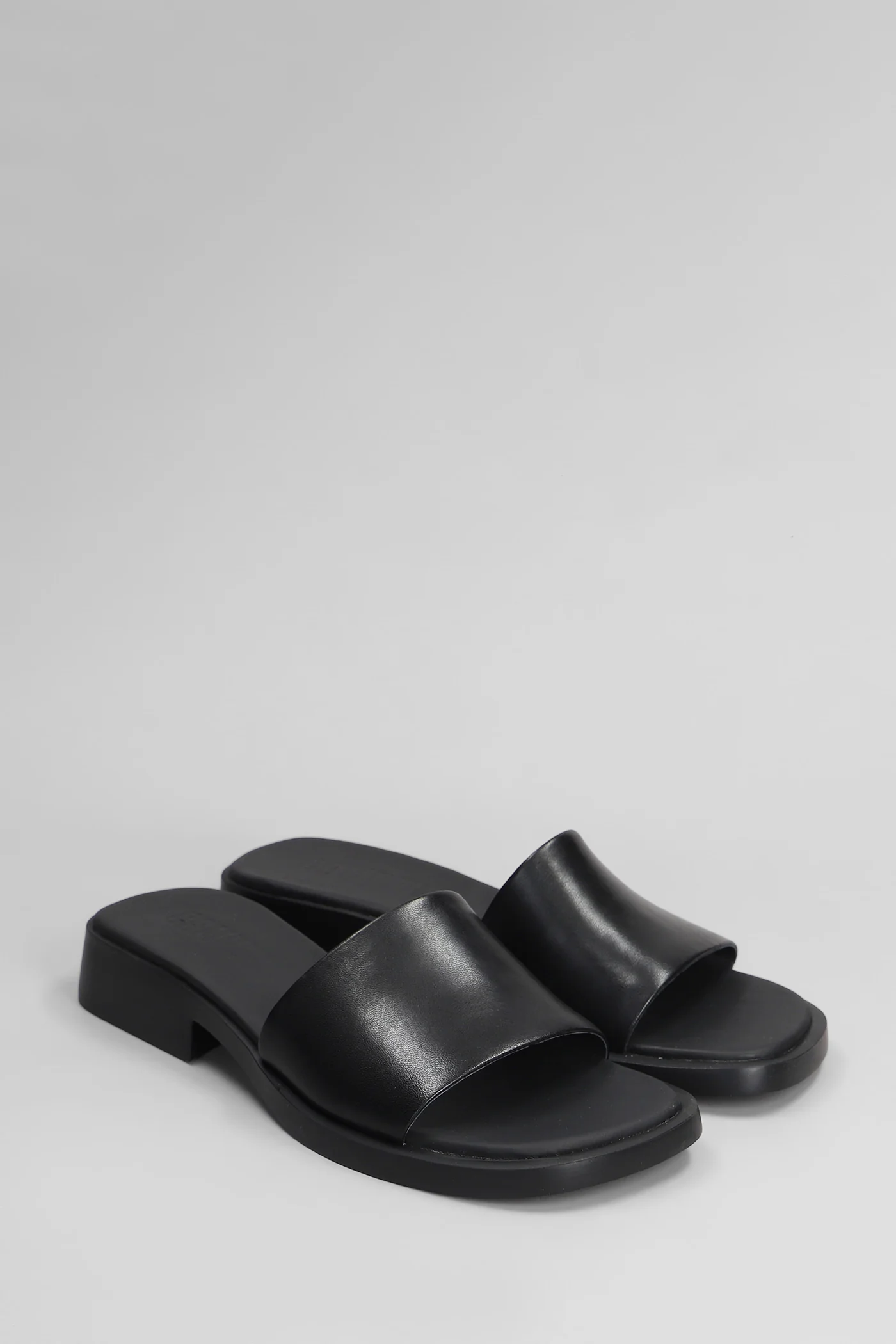 Dana Flats in black leather - Image 2