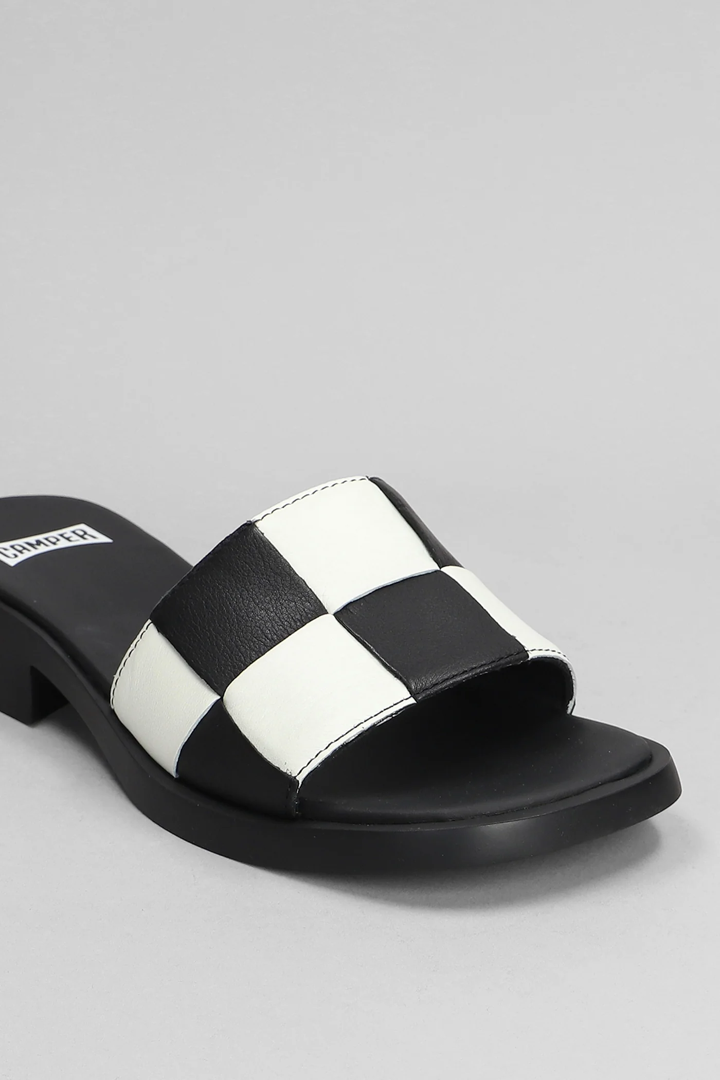 Dana Flats in black leather - Image 5
