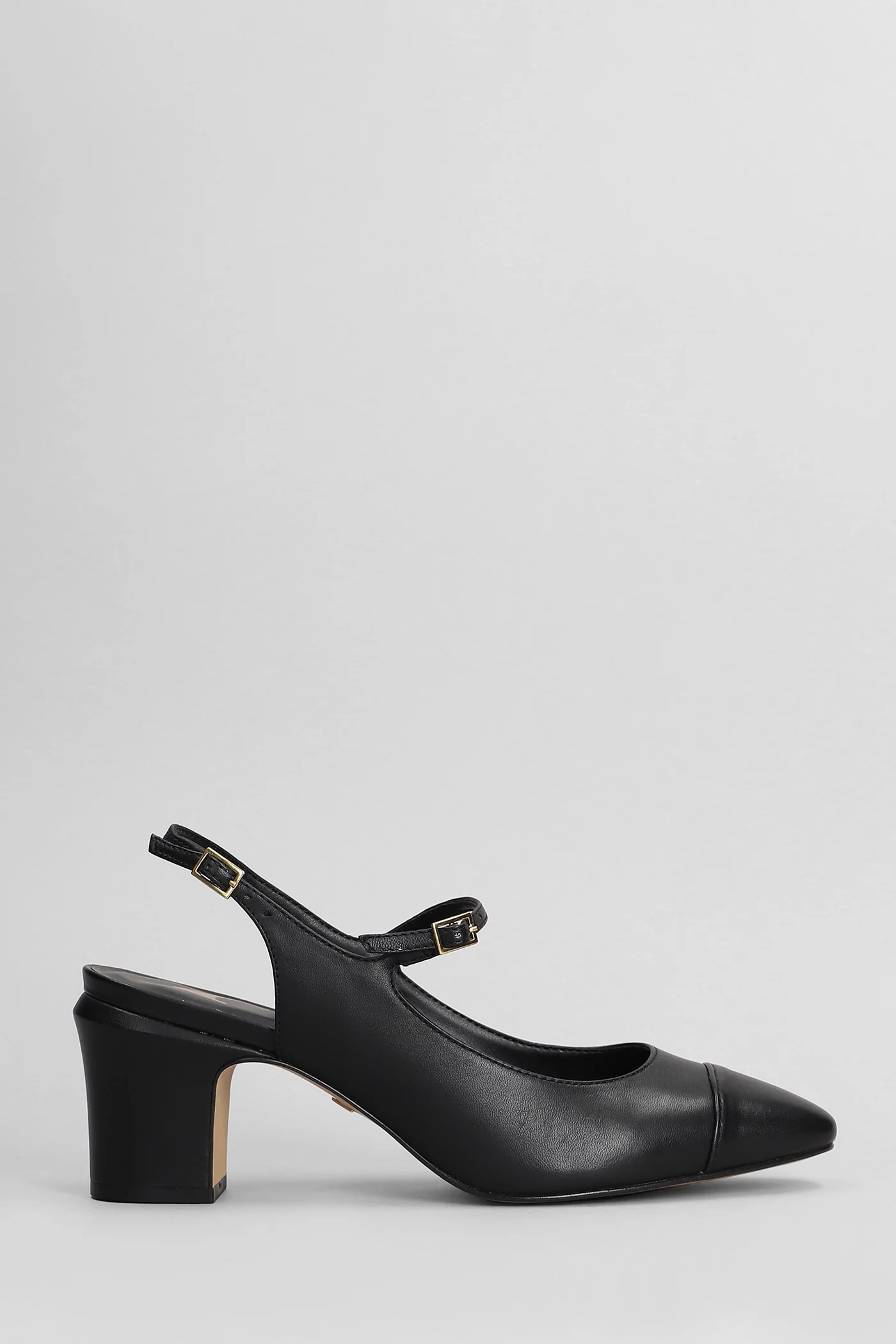 Pumps in black leather