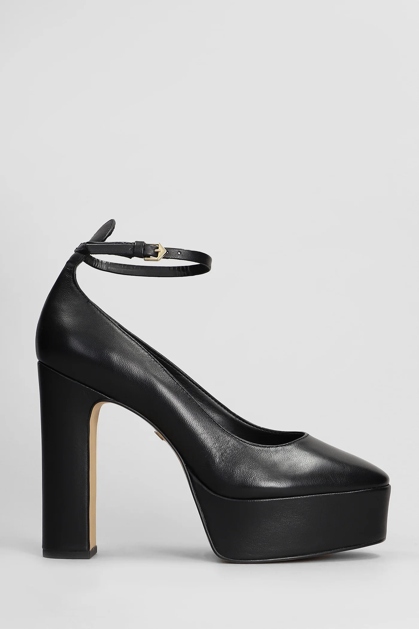 Pumps in black leather