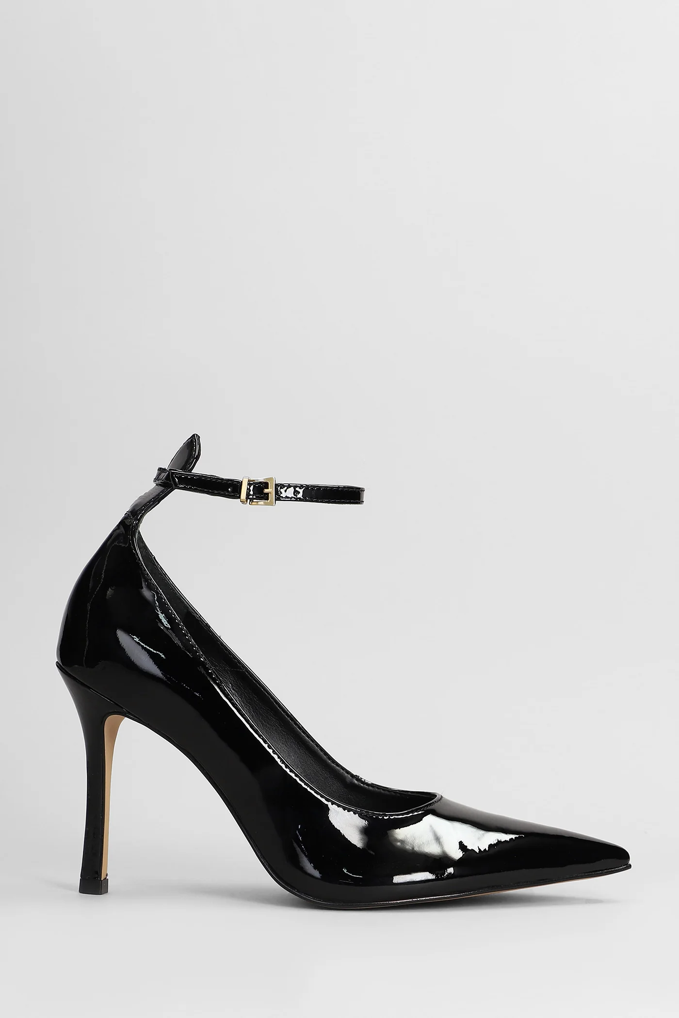 Pumps in black patent leather