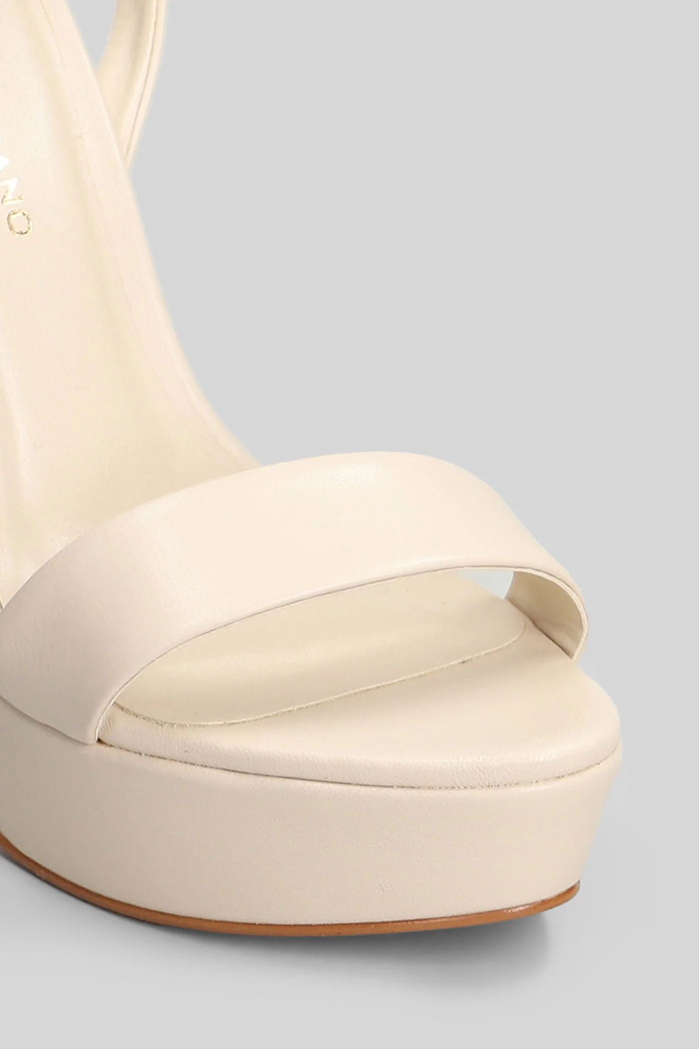 Sandals in beige leather - Image 5