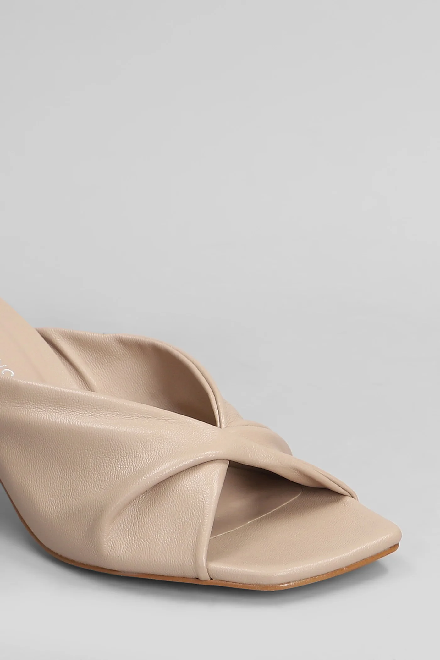Slipper-Mule in taupe leather - Image 5