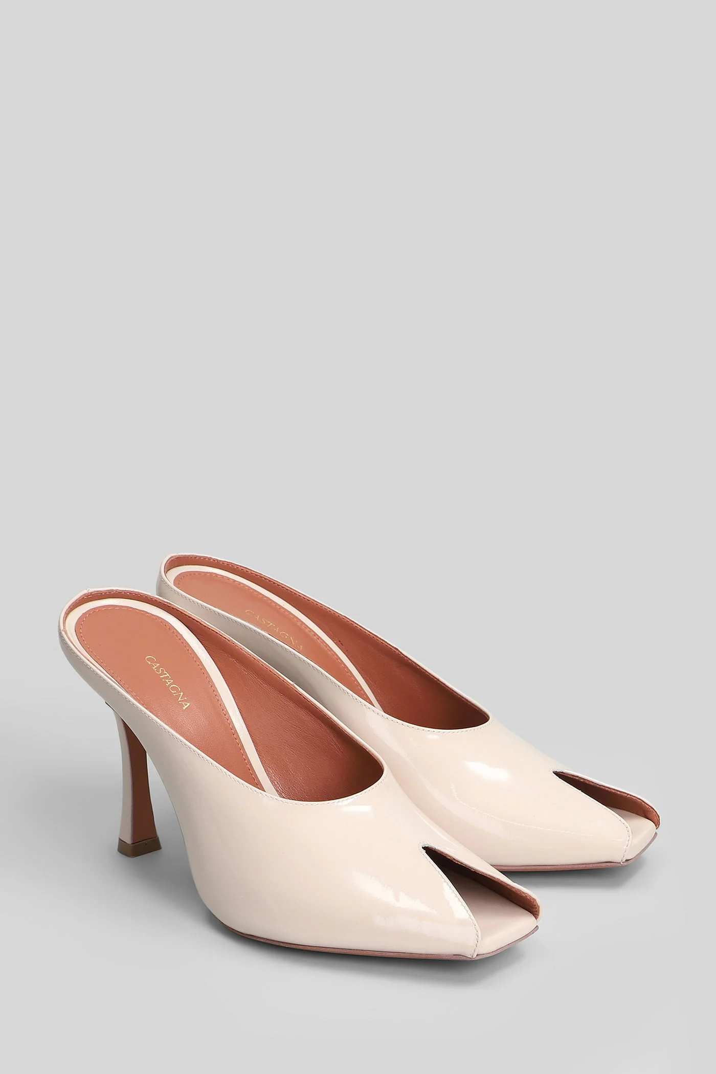 Daisy Slipper-Mule in beige patent leather - Image 2
