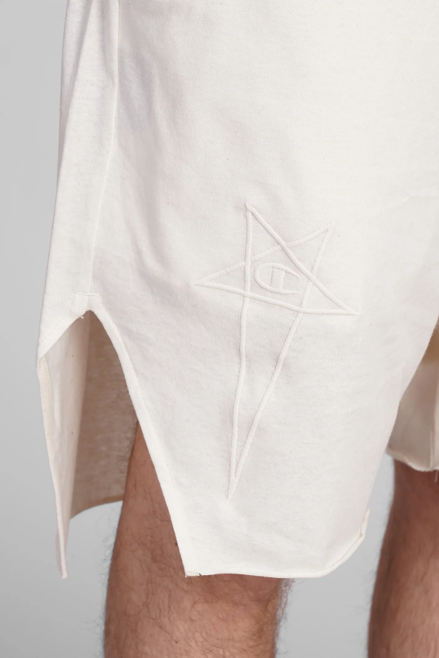 Beveled pods Shorts in beige cotton - Image 5