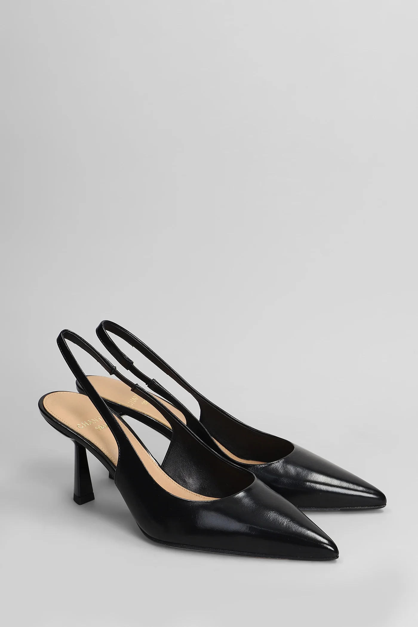 Pumps in black leather - Image 2