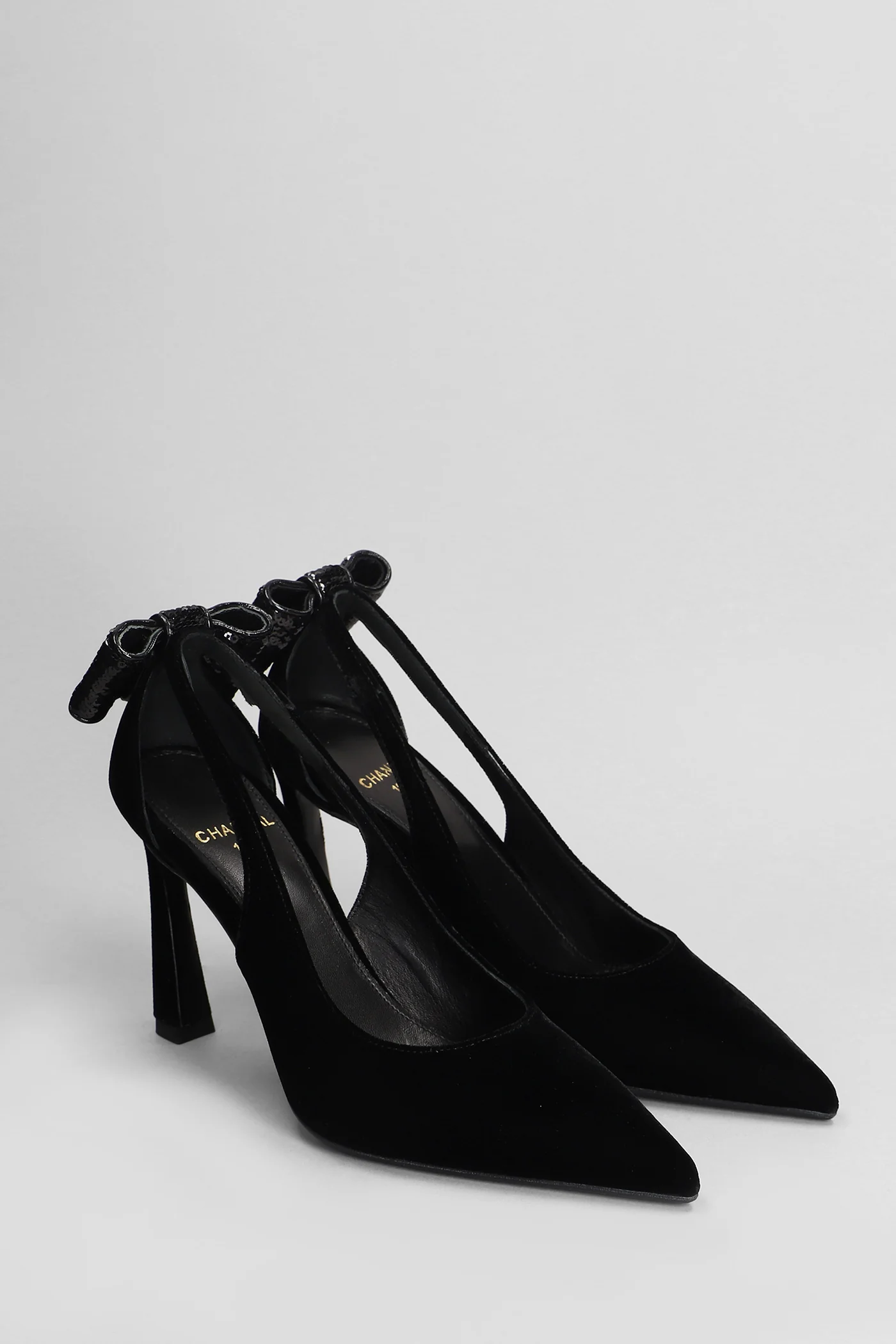Pumps in black velvet - Image 2
