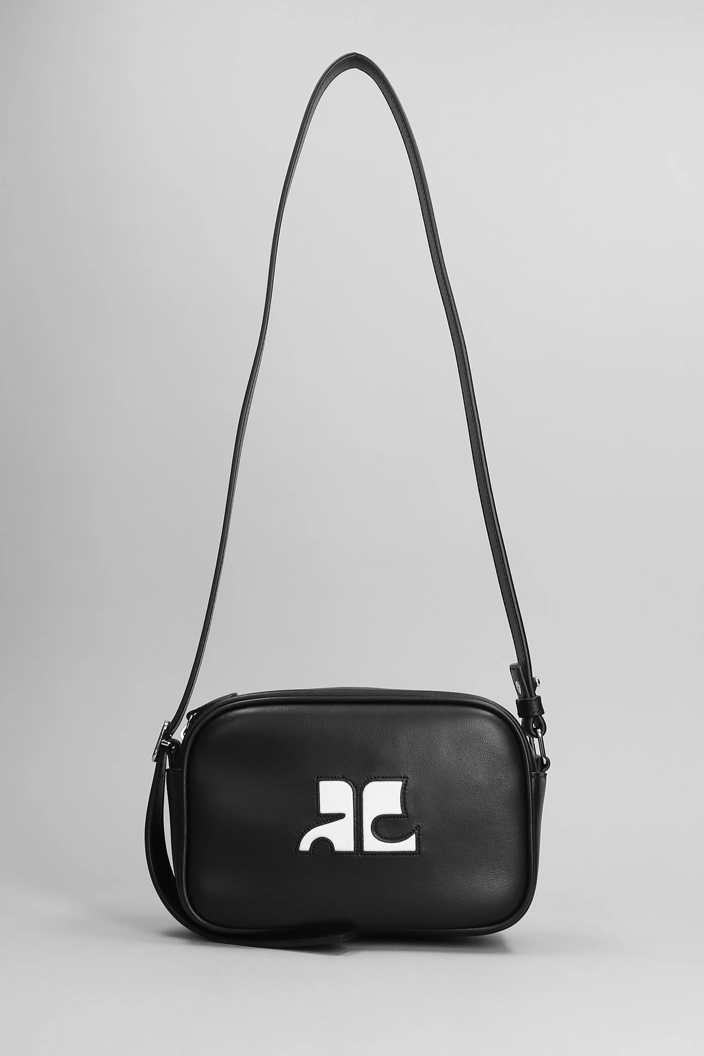 Shoulder bag in black leather
