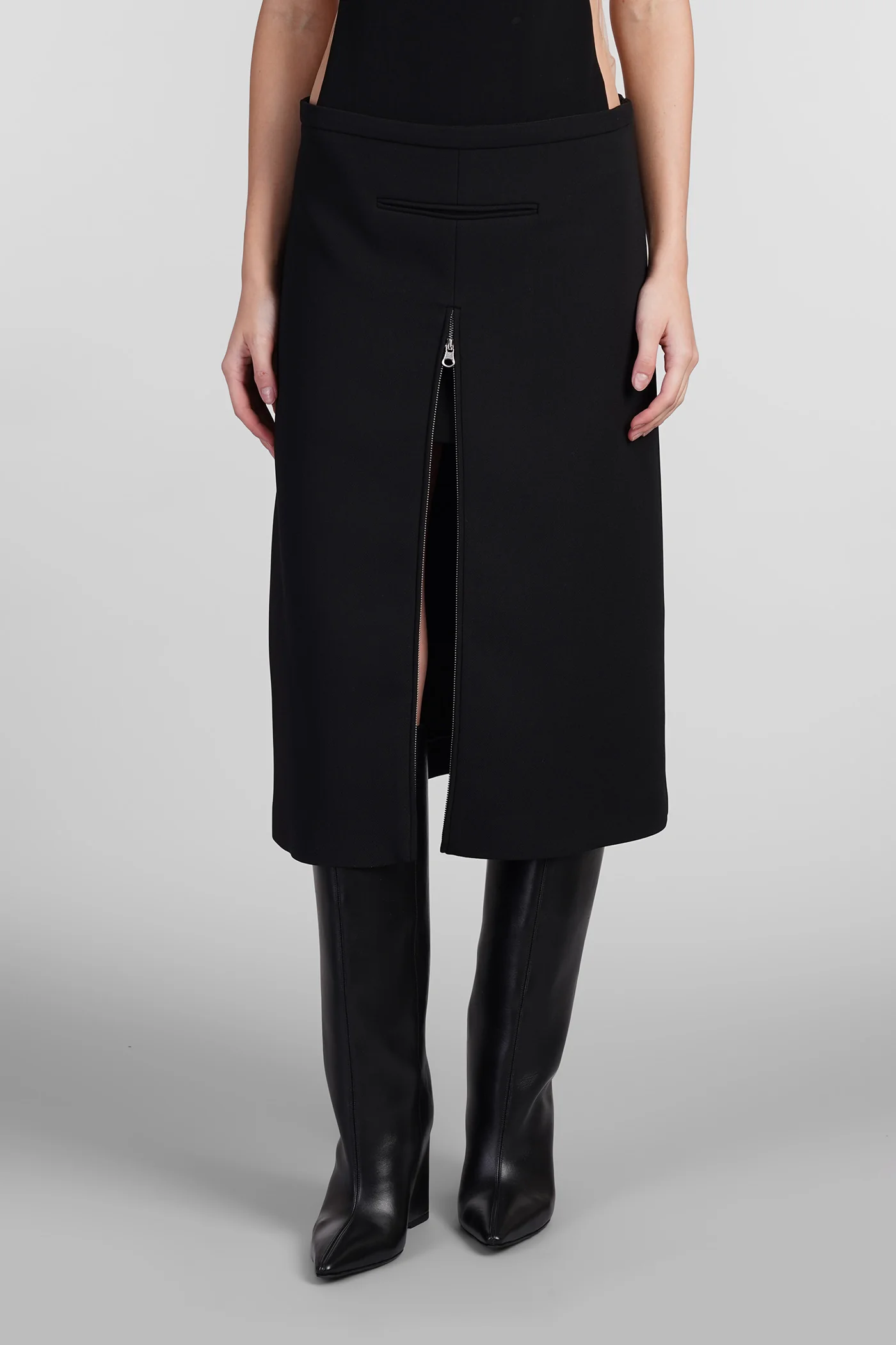 Skirt in black polyester