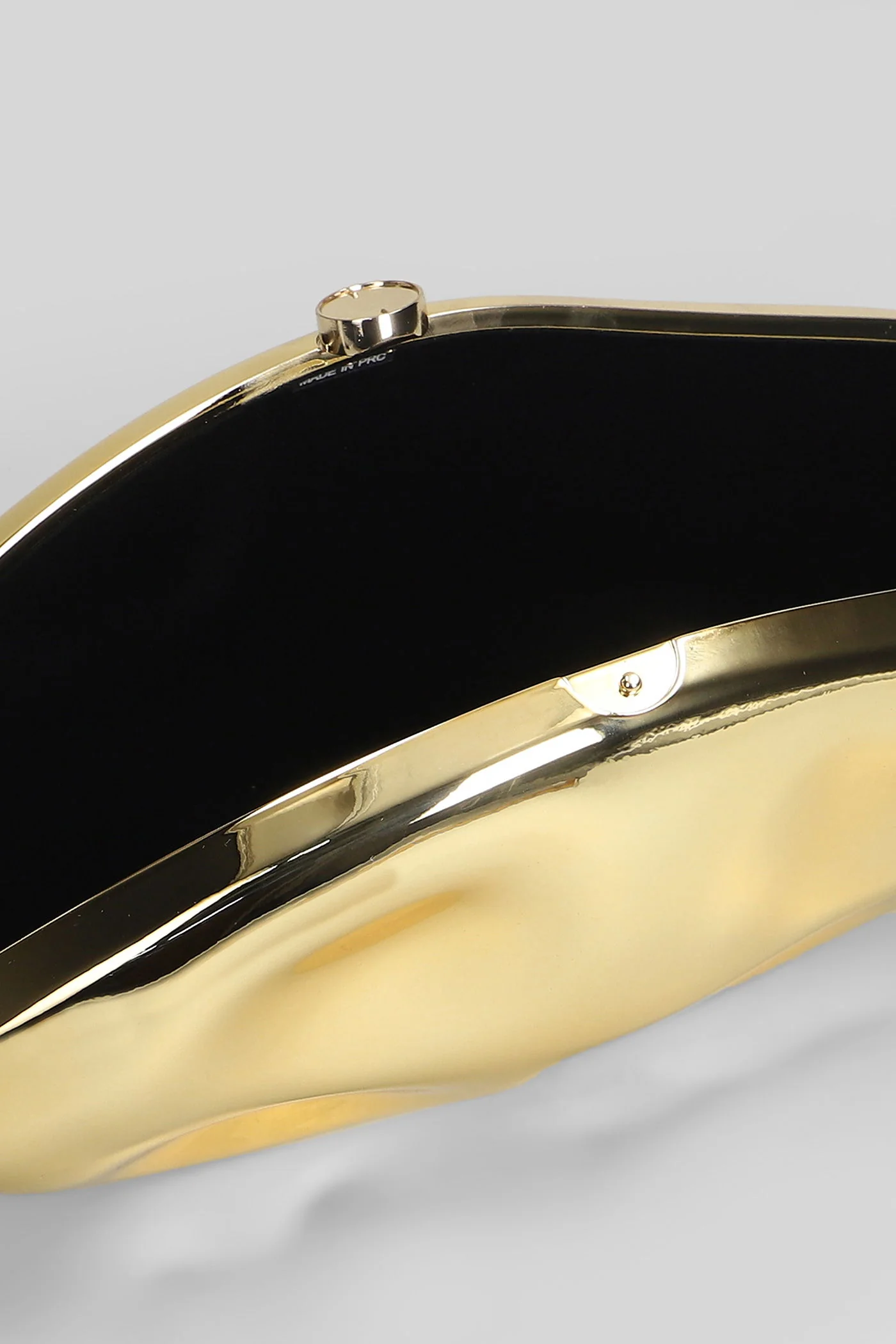 The caldera Clutch in gold abs - Image 4