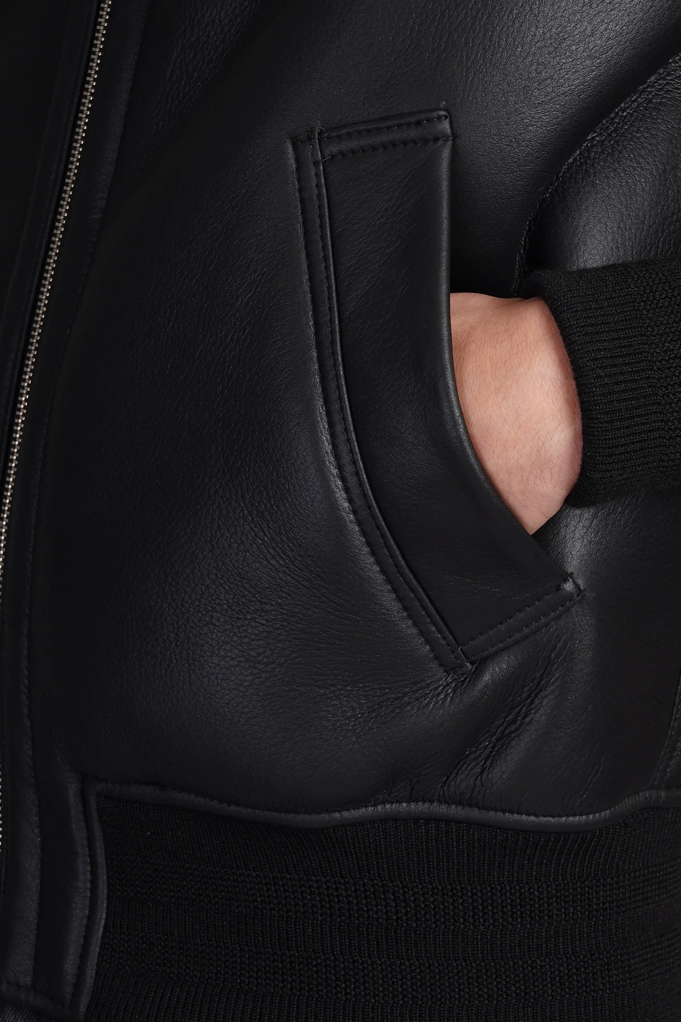 Shearling in black leather - Image 5