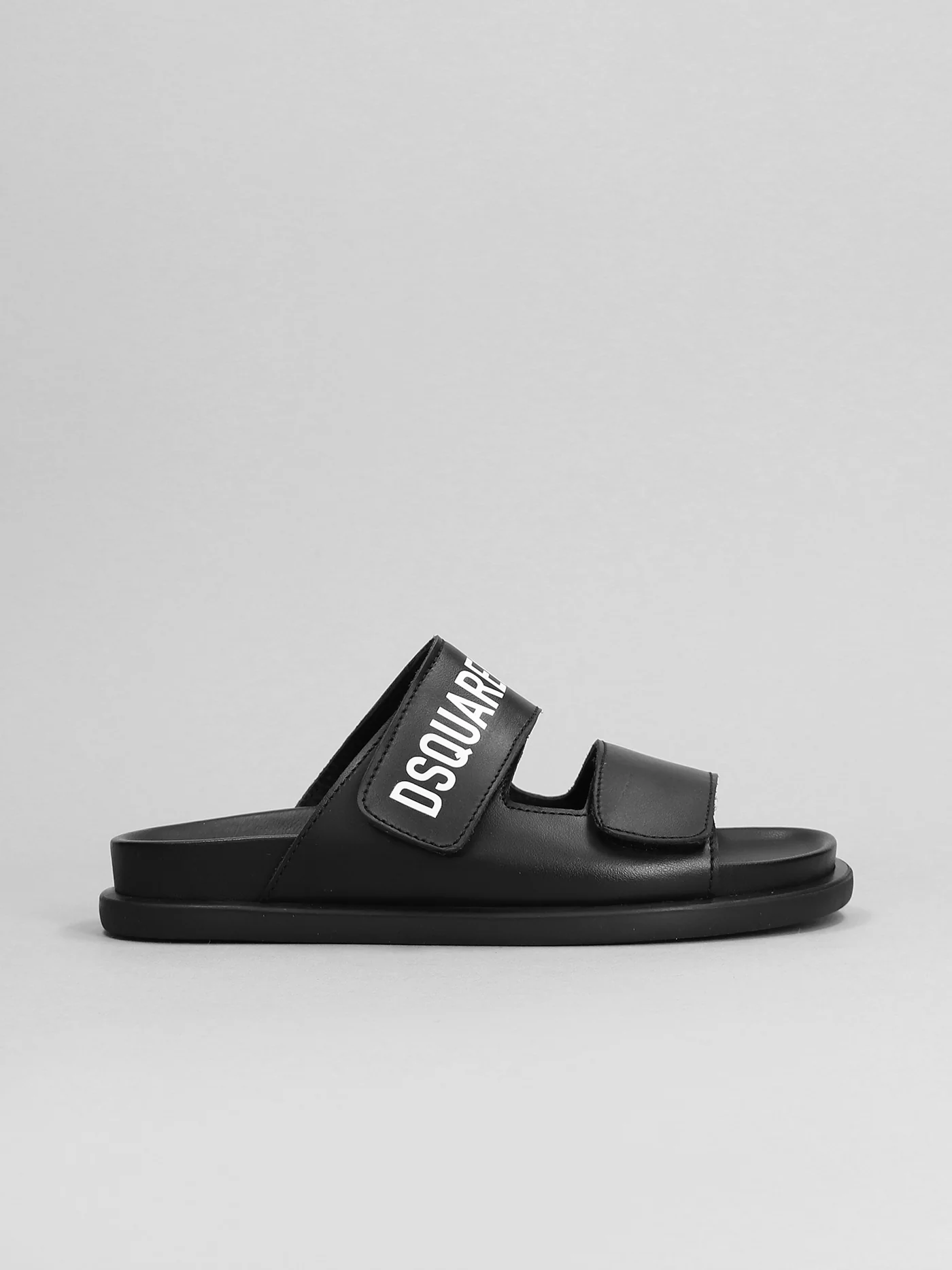Flats in black leather