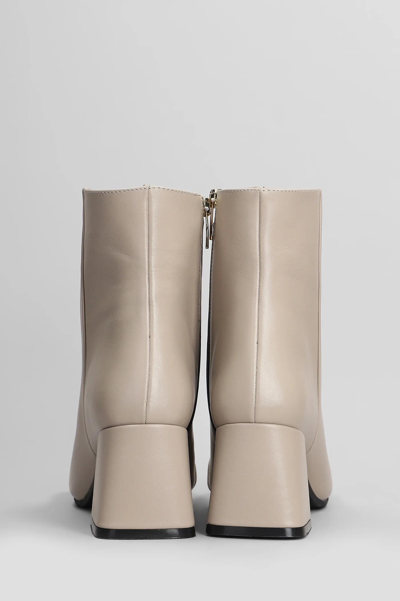 High heels Ankle boots in beige leather - Image 4