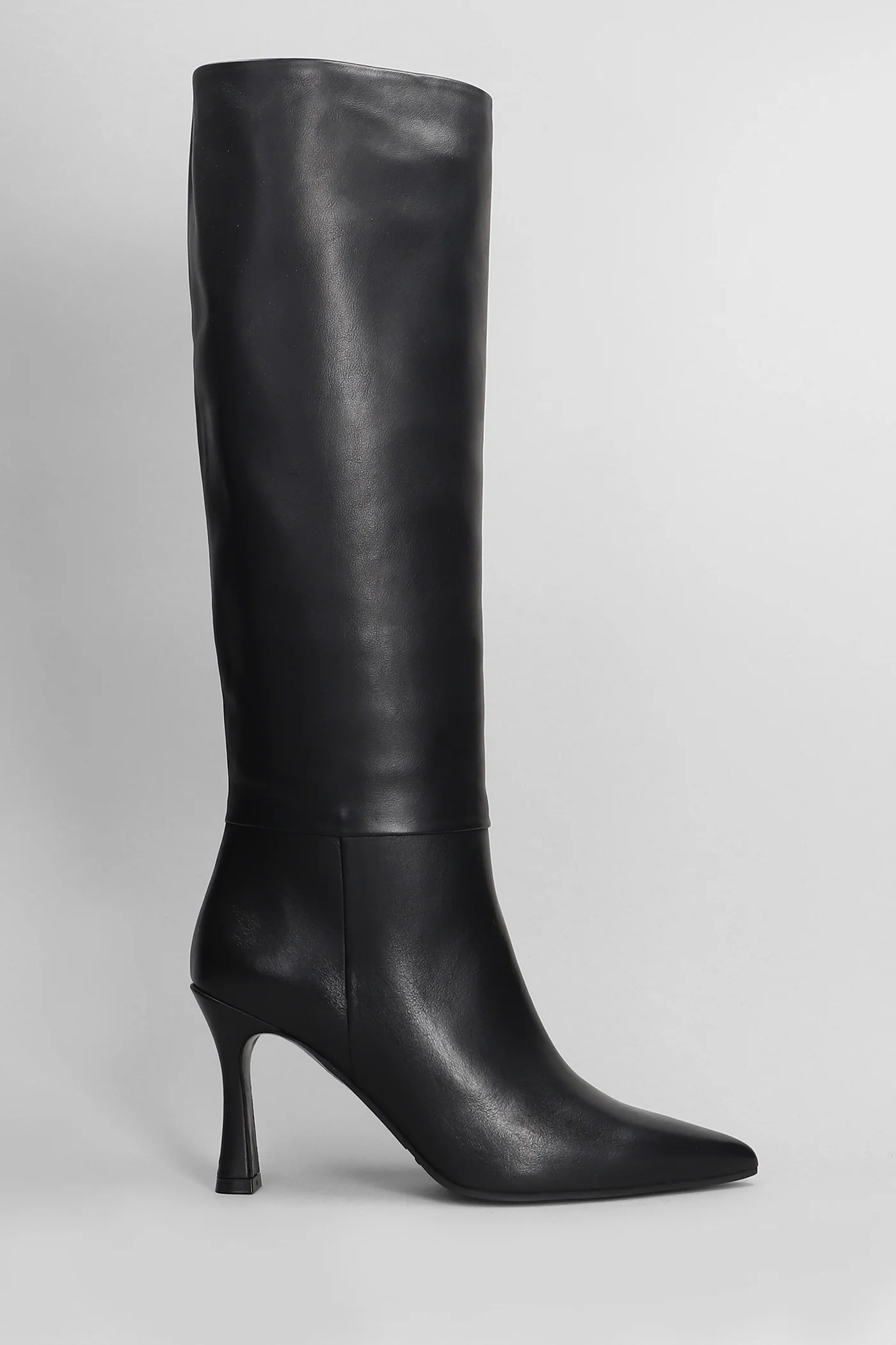 High heels boots in black leather