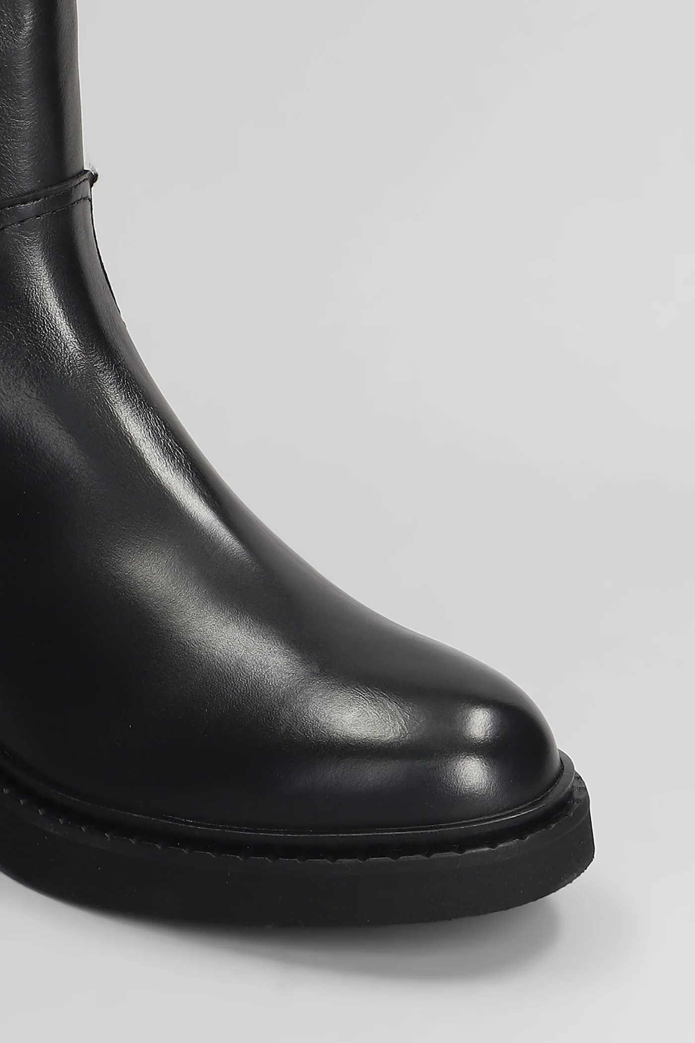 low heels Ankle boots in black leather - Image 5