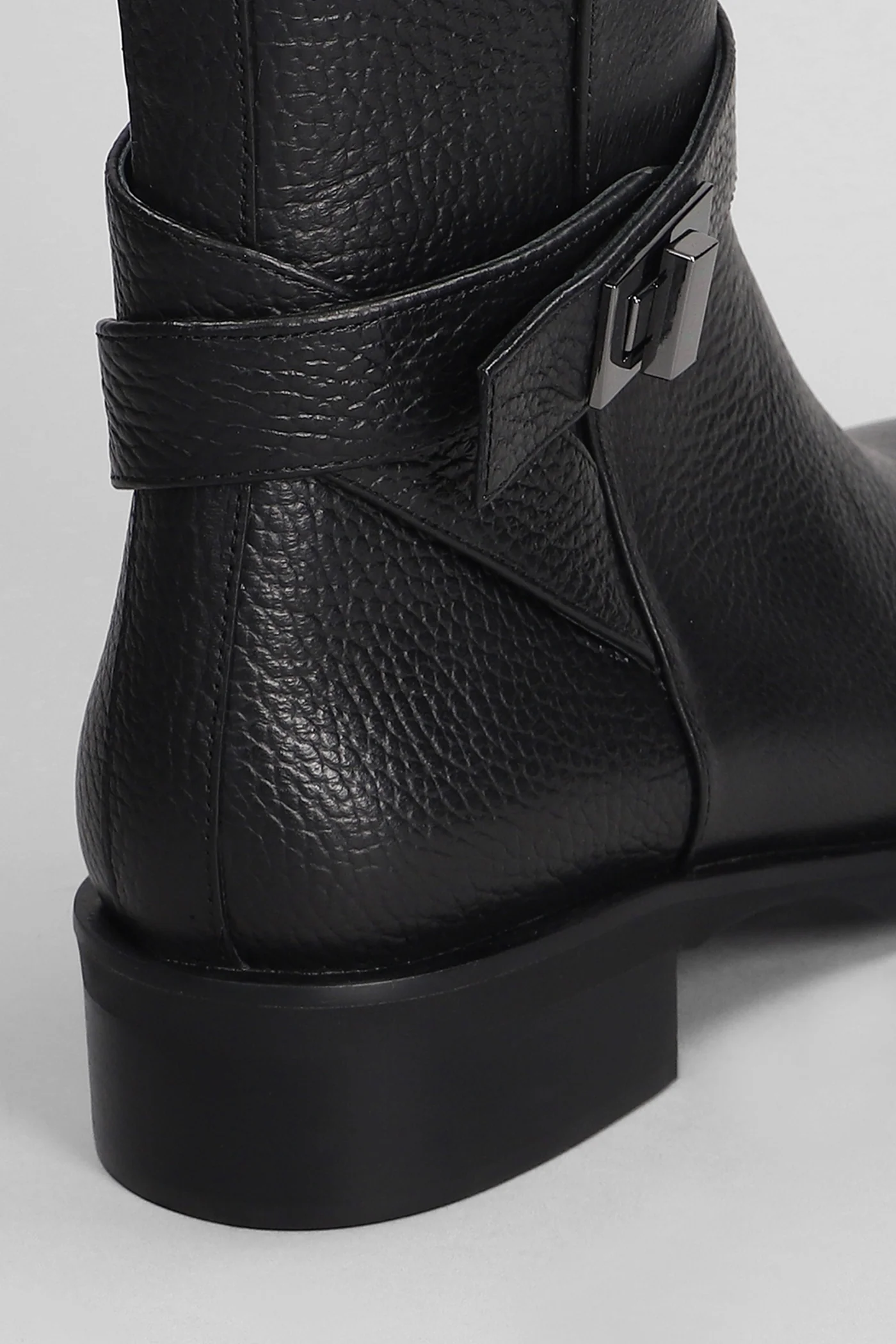low heels Ankle boots in black leather - Image 5