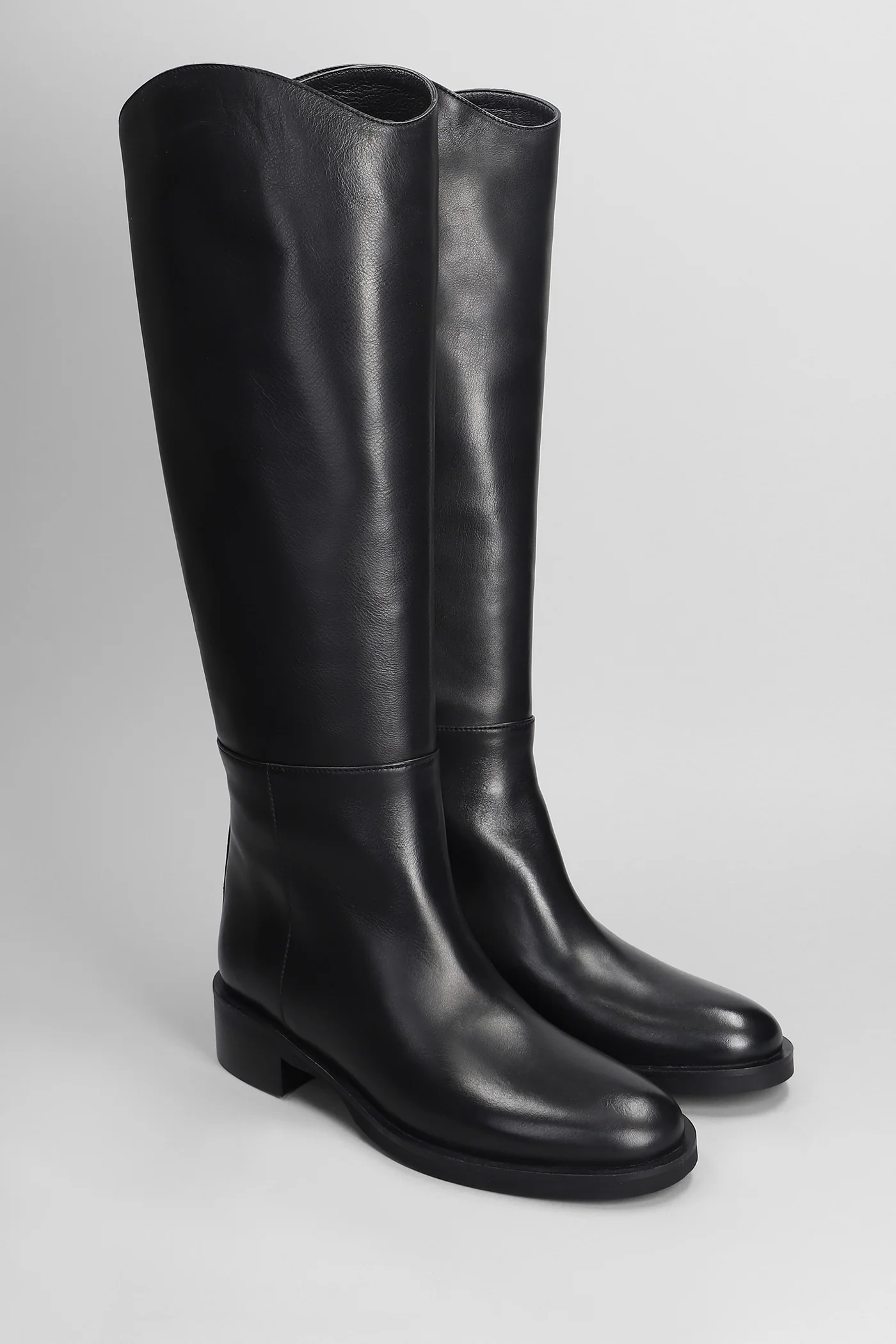 low heels boots in black leather - Image 2