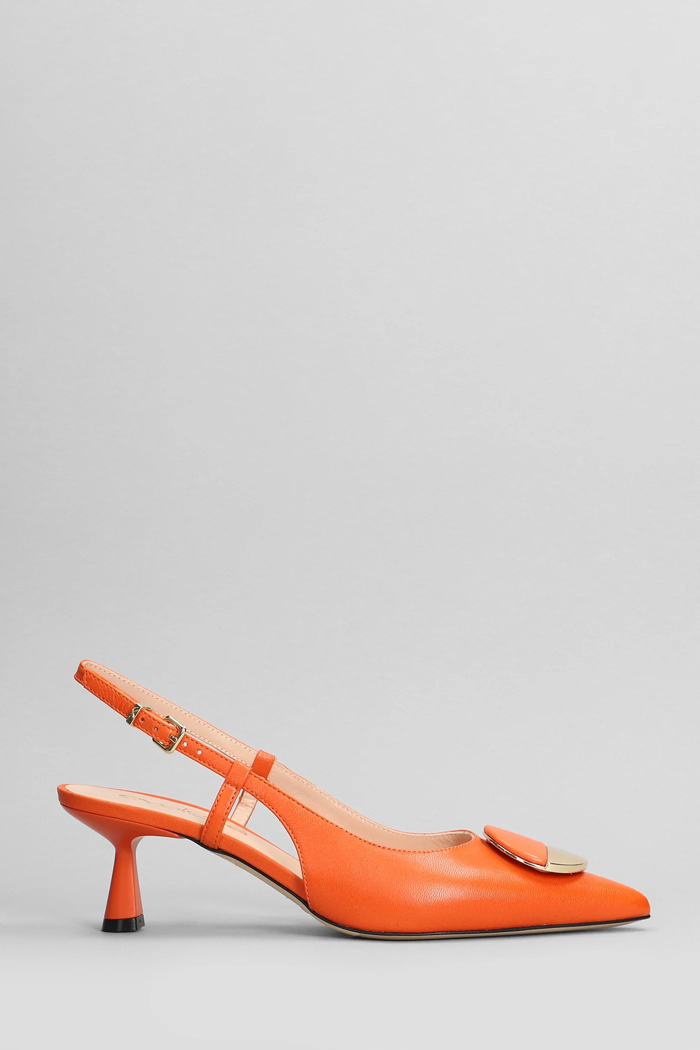 Pumps in orange leather