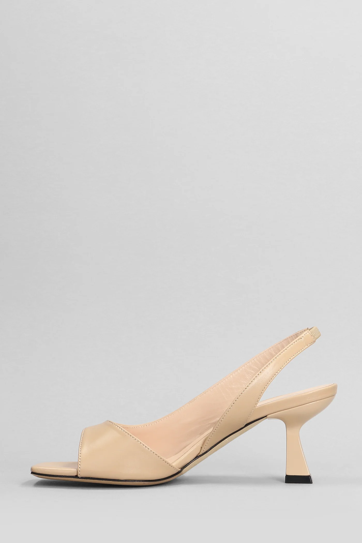 Sandals in powder leather - Image 3