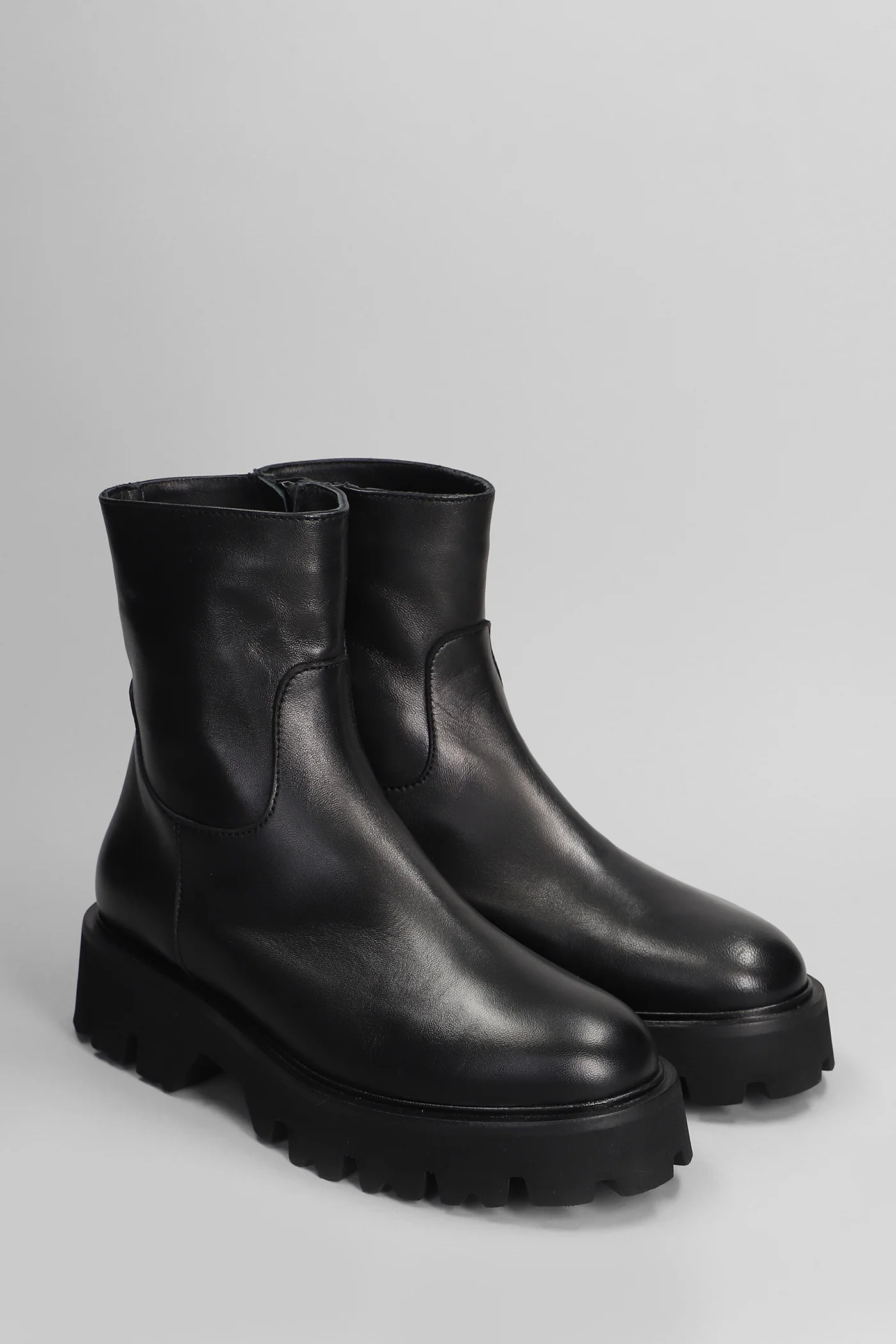 low heels Ankle boots in black leather - Image 2