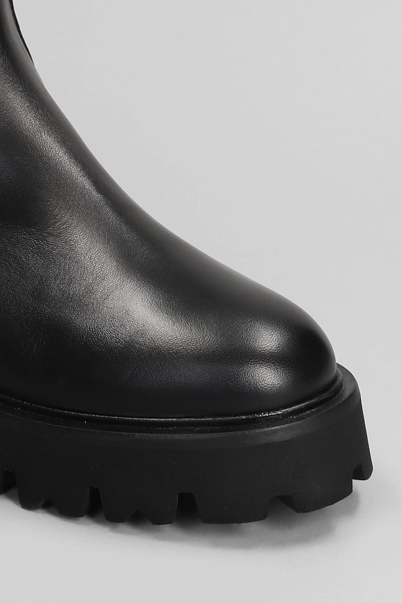 low heels Ankle boots in black leather - Image 5