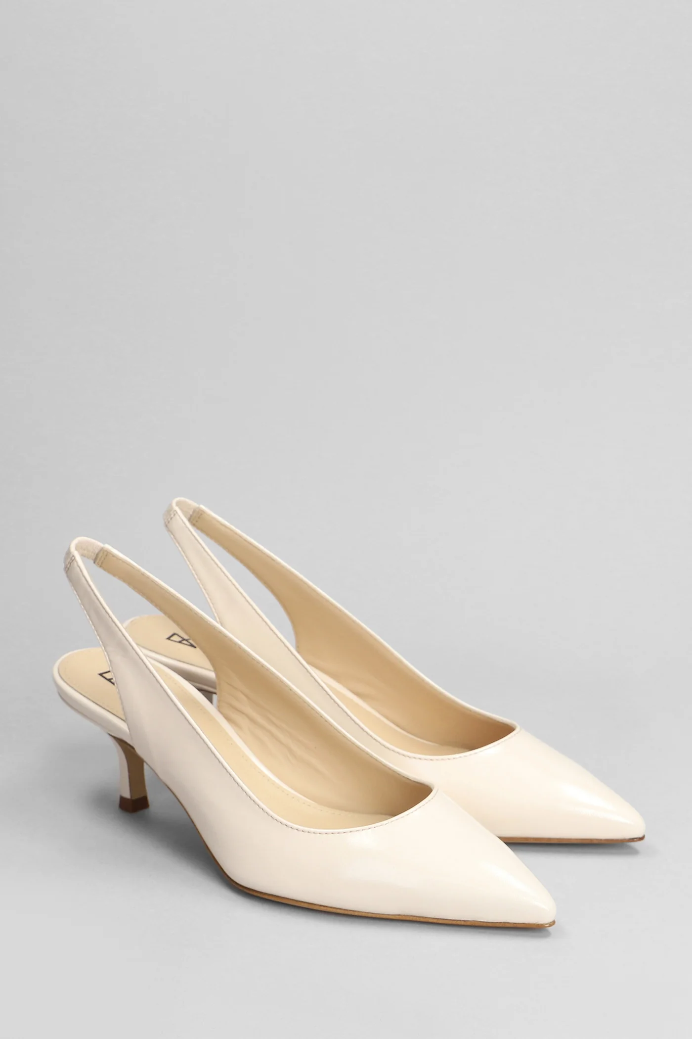Pumps in beige leather - Image 2