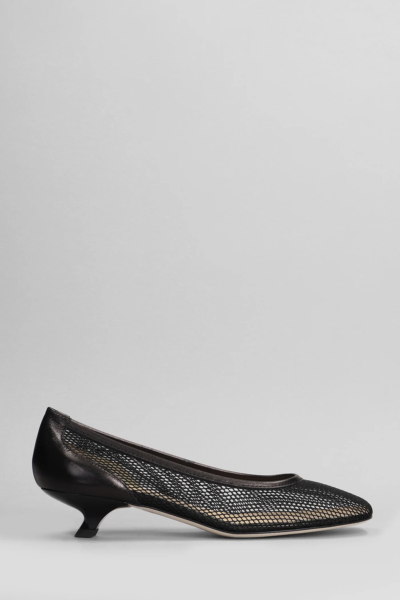 Pumps in black leather