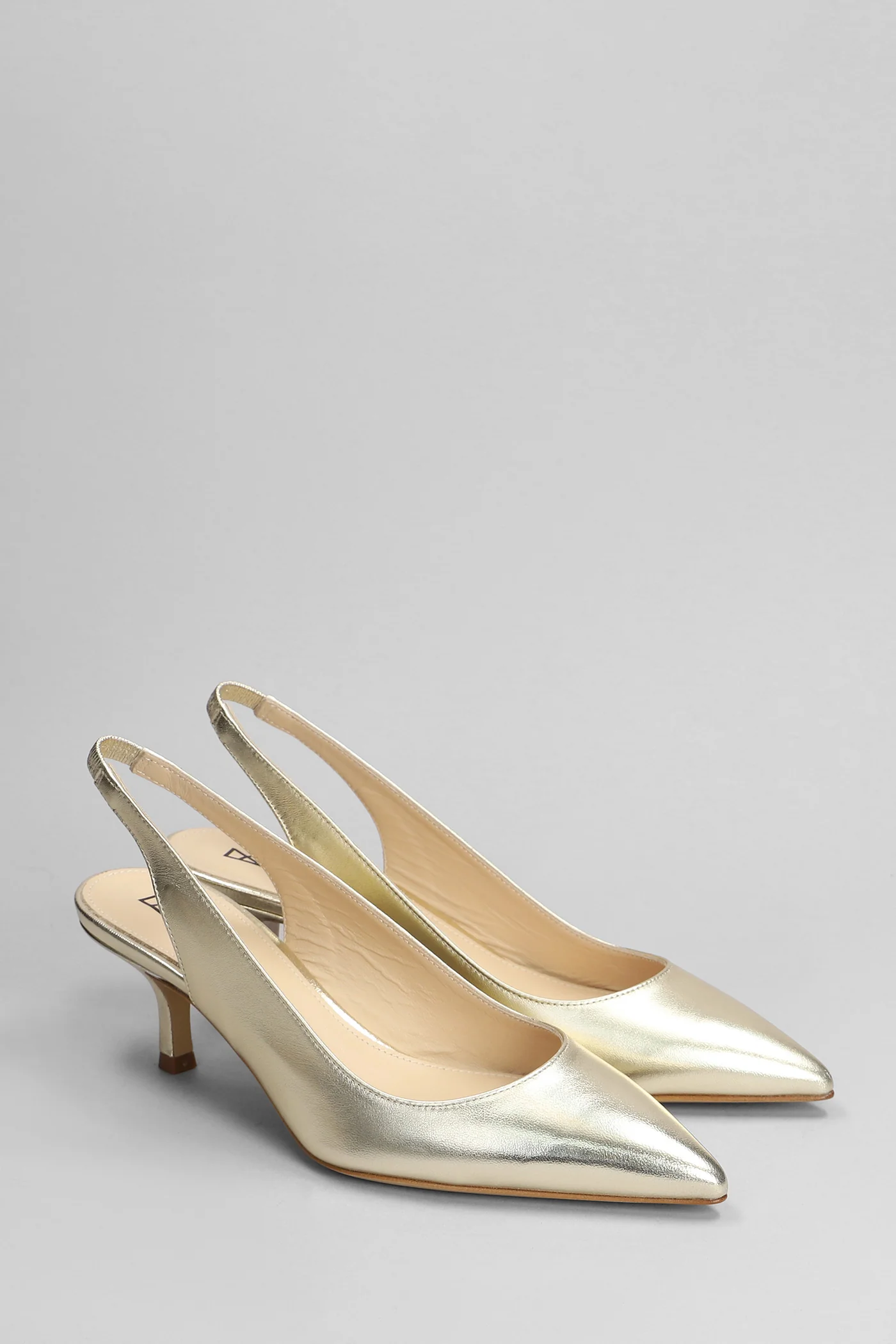 Pumps in platinum leather - Image 2